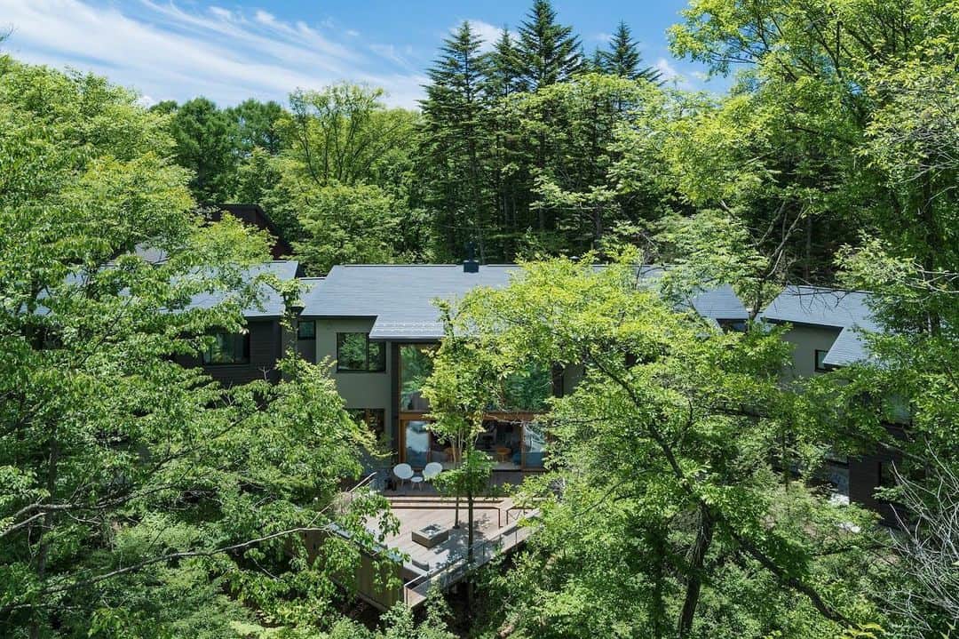 【公式】ホテルブレストンコート_ウエディングのインスタグラム：「2018年12月OPENの新しいウエディング会場【Yokobuki Villa-SOURA-(ヨコブキヴィラ ソウラ)】は、 初めてのグリーンシーズンを迎えました。  森の中に佇む別荘のような会場は、"みんなと違う"結婚式を求めるカップルにおすすめの会場です。  #軽井沢 #軽井沢ホテルブレストンコート #ブレストンコート #軽井沢ウエディング #newopen #wedding #別荘 #hotelblestoncourt #星野リゾート」