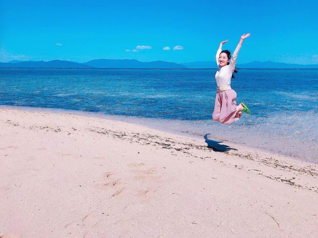 すずきあすかさんのインスタグラム写真 - (すずきあすかInstagram)「オーストラリアのグリーン島🌴🇦🇺 ちょうど一年前か〜✨ . あ〜綺麗な海行きたい🏖 グリーン島でも海は脚しか入らなかったから後悔😇 . . . #australia #greenisland #オーストラリア #グリーン島 #jump #海 #タビジョ #girl #trip #travel #sightseeing #beach #whitebeach #楽天飛び込みたい海 #珊瑚礁 #サンゴ #グレートバリアリーフ #greatbarrierreef #sea #ocean #世界遺産 #worldheritage #大自然 #島 #island #resort #リゾート #greenislandresort #coralreef  #あすにゃん旅行」7月25日 17時08分 - suzukiasukadesu