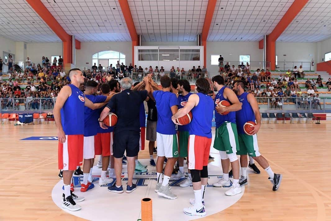 ダニーロ・ガリナリさんのインスタグラム写真 - (ダニーロ・ガリナリInstagram)「🇮🇹⛹️‍♂️ Primi allenamenti a Pinzolo #NothingButAzzurri #FibaWC #Italbasket」7月25日 17時01分 - danilogallogallinari