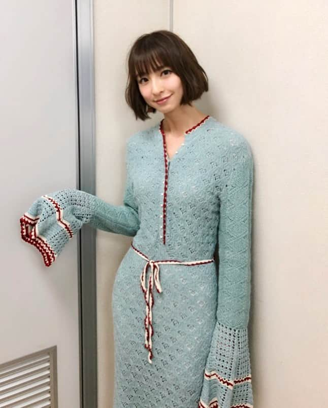 篠田麻里子さんのインスタグラム写真 - (篠田麻里子Instagram)「湿気で髪の毛巻いても巻いてもペタリます。助けてください😇 衣装 @mamekurogouchi #微妙な表情#猫っ毛の大敵#湿気」7月25日 17時05分 - shinodamariko3