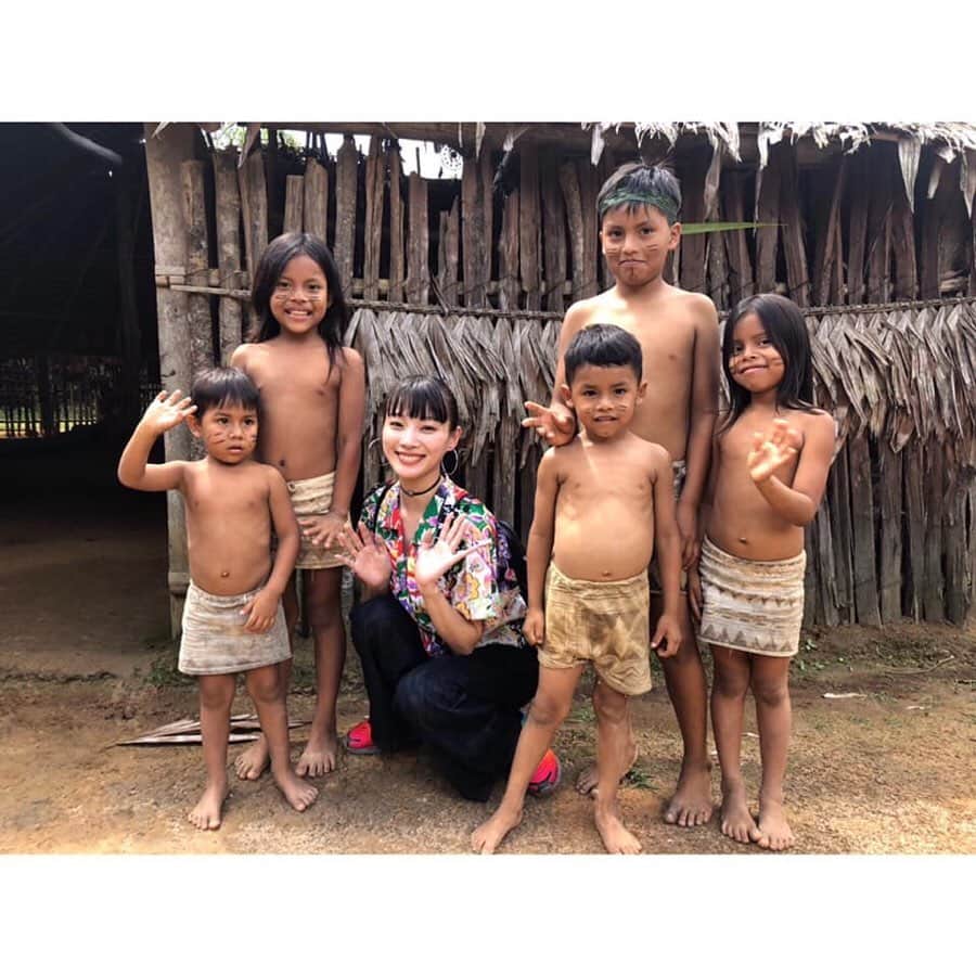 朝日放送「朝だ！生です旅サラダ」さんのインスタグラム写真 - (朝日放送「朝だ！生です旅サラダ」Instagram)「@edayuri_official #ジャングルクルーズ は続いての場所へ！ 訪れたのは熱帯雨林で暮らす先住民 #ボラ族 の集落です✨ 伝統文化を守りながら暮らしています . 旅人を受け入れる「歓迎の踊り」を 見学、参加させて頂きました！ 皆さんとても優しくて 楽しいひと時を過ごしました🙌🏻✨ _ #先住民 の #集落 へ #歓迎の踊り #伝統文化を守る #TourdeSelvaAmazonas #アマゾン川流域 #ジャングル  #Iquitos #南米 #ペルー #Peru _ #ABCテレビ #朝日放送テレビ #生放送 #土曜朝 #8時 #朝だ生です旅サラダ #旅サラダガールズ #江田友莉亜  #海外 #旅 #travel #trip」7月25日 17時05分 - tabisalad