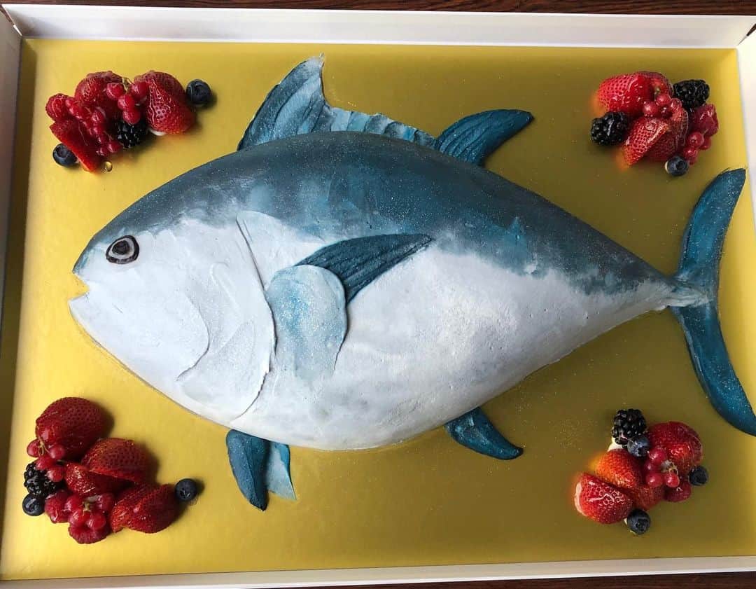 田中秀幸のインスタグラム：「今年もスタジオで誕生日を祝ってもらいました。#ケーキ #birthday #cake #tuna」