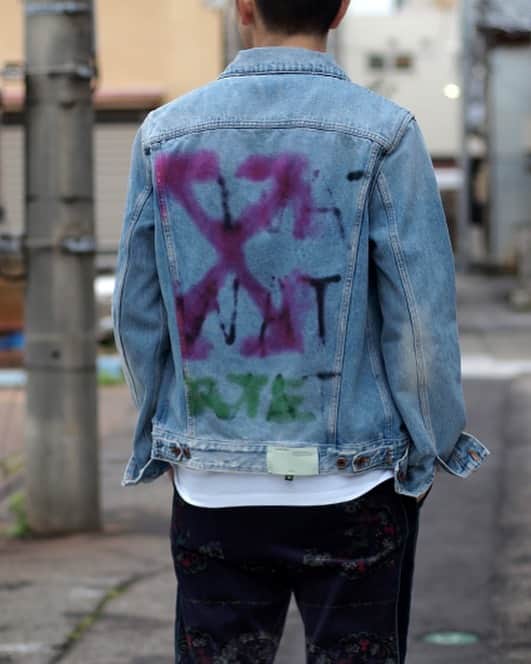 のインスタグラム：「.﻿ 本来はワークジャケット。 ﻿ 中でも、取り入れやすいLevi’sの3rdタイプ。 ﻿ ﻿ バックに施されるスプレータッチのプリントは、 ﻿ Louis Vuittonのショー演出でも話題となった ﻿ Futuraの作品から着想を得たようです。 ﻿ ﻿ リビング・レジェンドへ敬意を込めたアートピース。﻿ ﻿ @off____white @virgilabloh ﻿ #offwhite #オフホワイト」