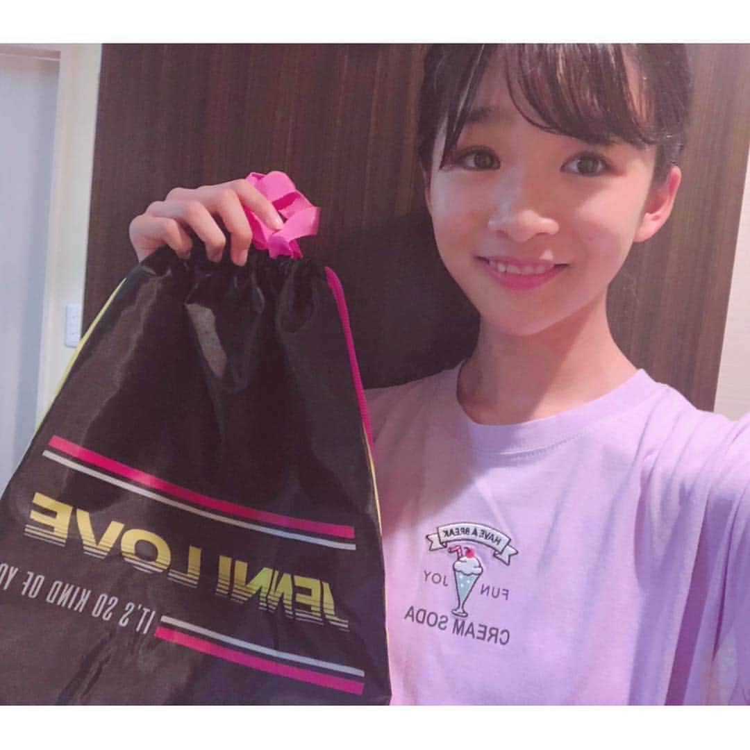 のインスタグラム：「😍プチモのふろくの使い方😍﻿ ﻿ ﻿ 第13弾はアヤカ🏝﻿ ﻿ ﻿ 🍓アヤカ🍓﻿ 私は東京に行く時の必需品を入れているよ☆﻿ このナップサックは軽いしたっぷり入るからオススメ！﻿ いろんな使い方で大活躍するから、みんなもつかってみてね♡﻿ ﻿ ﻿ #ニコプチ﻿ #ニコプチふろく﻿ #プチモのふろくの使い方﻿ #ジェニィラブ﻿ #ナップサック﻿ #中山あやか」