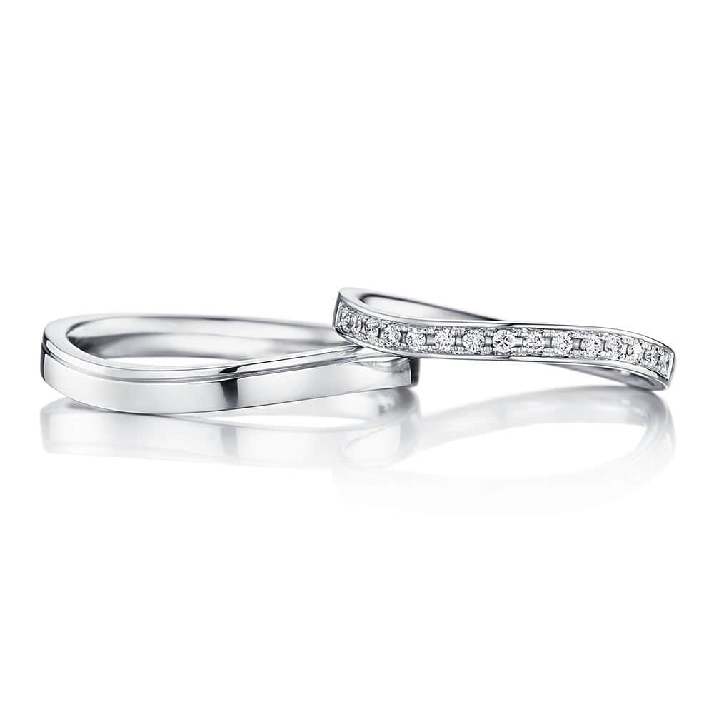 婚約・結婚指輪のI-PRIMO（アイプリモ）公式アカウントさんのインスタグラム写真 - (婚約・結婚指輪のI-PRIMO（アイプリモ）公式アカウントInstagram)「* 【指をスラリと見せてくれるデザイン】 ゆるやかなウェーブラインにあしらったメレダイヤが、まるで海の水面のように光を受けてきらきらと輝くリング。海の神の名からネーミングされたリングが、おふたりの航海を見守り続けます。  結婚指輪：トリトーネ  #アイプリモ_トリトーネ ⠀ ※掲載内容が一部漏れており、昨日分を再投稿させていただきました。 * #iprimo #アイプリモ #婚約指輪 #結婚指輪 #ブライダルリング #エンゲージリング #マリッジリング #エタニティリング #プレ花嫁 #結婚準備 #婚約 #結婚 #令和婚 #2019秋婚 #wedding #日本中のプレ花嫁さんと繋がりたい」7月25日 17時15分 - iprimo_official