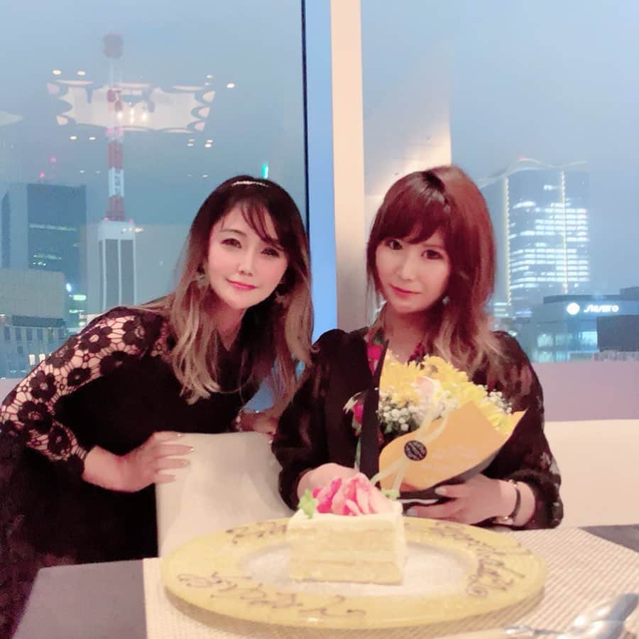 星読みプリンセス・エリ様さんのインスタグラム写真 - (星読みプリンセス・エリ様Instagram)「あゆみんの31歳のお誕生日をお祝いしたよ🥂🎂💕﻿ ﻿ ﻿ お祝いにはWメインのコースディナーをチョイス♡﻿ ﻿ あゆみんをイメージした花束と、オレンジリップをプレゼントしたよ🎁💐﻿ ﻿ 喜んで貰えて良かった☺️✨✨﻿ ﻿ ﻿ ３歳歳下のあゆみんだけど、﻿ 受け身なわたしを引っ張ってくれる、かなり頼りになるしっかり者。﻿ ﻿ 大人になってからの友達って、﻿ 年が上とか下とか関係なく付き合えるのが嬉しい♬﻿ ﻿ ﻿ 短い期間でも長い期間でも、縁があるから仲良くなると思うのね。﻿ 時には離れてしまう事もあるけど、それも縁。﻿ ﻿ こうしてお互いのお誕生日をお祝い出来る関係を築けた事、嬉しく思います♡﻿ ﻿ ﻿ あゆみん、お誕生日おめでとう💕💕﻿ ﻿ ﻿ #誕生日#誕生日ケーキ﻿ #誕生日サプライズ﻿ #誕生日ディナー#コースディナー﻿ #フルコース#Wメインフルコース﻿ #銀座#銀座オーラム#銀座ディナー﻿ #東京グルメ#銀座グルメ﻿ #グルメ女子#映えレストラン﻿ #スワロフスキー#バースデーディナー#chanelリップ#chanel #花束#誕生日プレゼント」7月25日 17時16分 - eri.princessmind