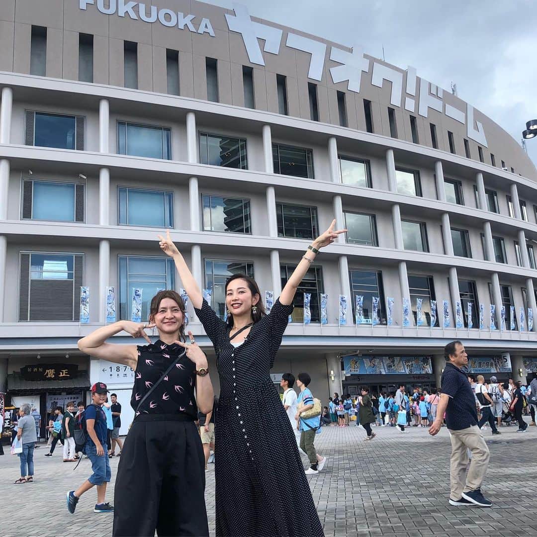中上真亜子さんのインスタグラム写真 - (中上真亜子Instagram)「今日の今日感テレビは泉谷しげるさんがいらしたよ🔥ロックな方でかっこよかった🎸私も今年は阿蘇ロック行きたいなあ⛰#私1人どこ見てんの .  泉谷さんは昨日セレモニアルピッチを投げられたんだけど、ちょうどヤフオクドームでロケしてたんだ⚾️そして午前中は長崎に行ってて、空き時間に1人で真珠採りしたりタッチプールで遊んでたよ、楽しかった🔥 #最後の写真で私が持ってる生き物なに #飼いたい」7月25日 17時26分 - maako_nakagami