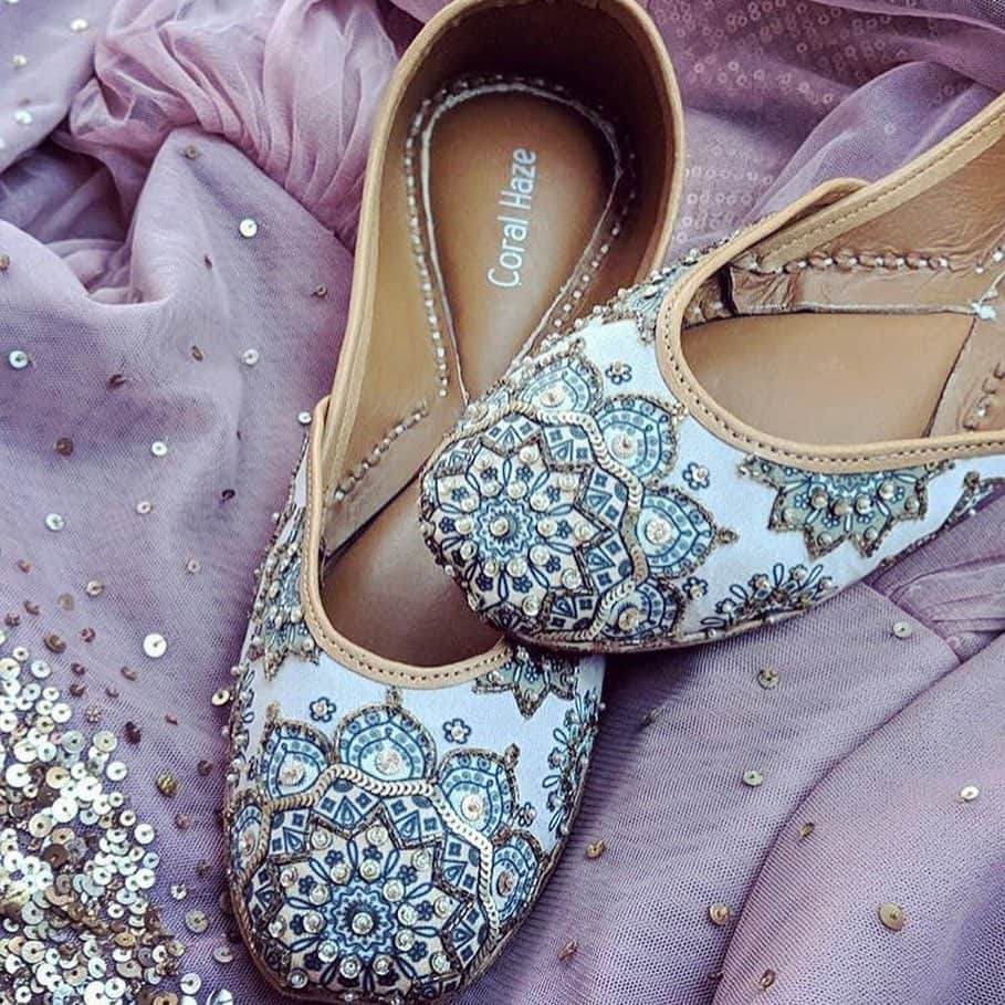 Indianstreetfashionさんのインスタグラム写真 - (IndianstreetfashionInstagram)「Shoes maketh the girl 👠 #indianstreetfashion #indianwedding  #wedding #weddingsofinstagram #instawedding  #indianwedding #bridesofindia #bridesofinstagram #indianbridaloutfit #weddinglook  #bridallook #bridestyle #weddingtrend #trend #bridaljewelry #jewellery #weddinginspo #weddingplanner #weddingblogger #weddingplanner #destinationwedding #weddingchoreography #sangeetperformance #shoegasm」7月25日 17時20分 - indianstreetfashion