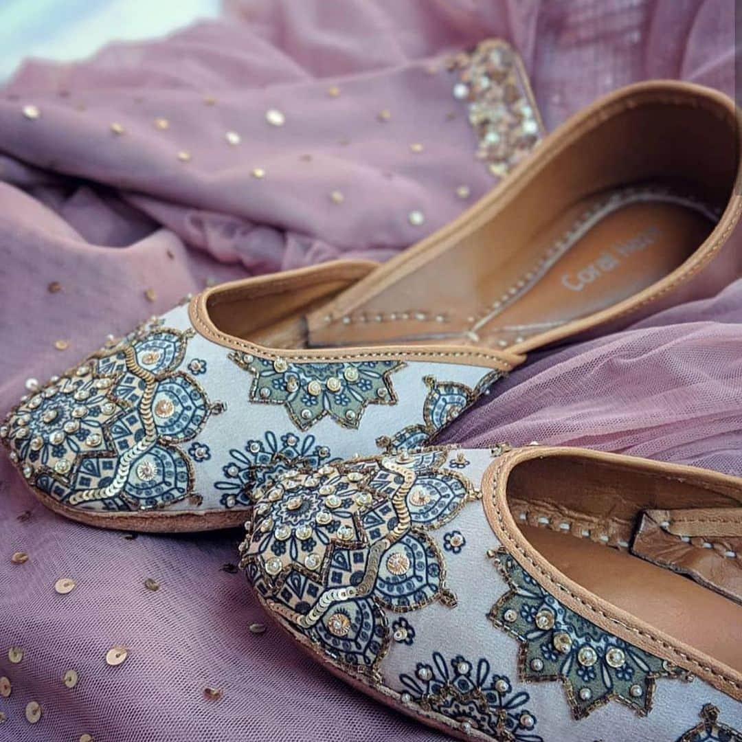 Indianstreetfashionさんのインスタグラム写真 - (IndianstreetfashionInstagram)「Shoes maketh the girl 👠 #indianstreetfashion #indianwedding  #wedding #weddingsofinstagram #instawedding  #indianwedding #bridesofindia #bridesofinstagram #indianbridaloutfit #weddinglook  #bridallook #bridestyle #weddingtrend #trend #bridaljewelry #jewellery #weddinginspo #weddingplanner #weddingblogger #weddingplanner #destinationwedding #weddingchoreography #sangeetperformance #shoegasm」7月25日 17時20分 - indianstreetfashion