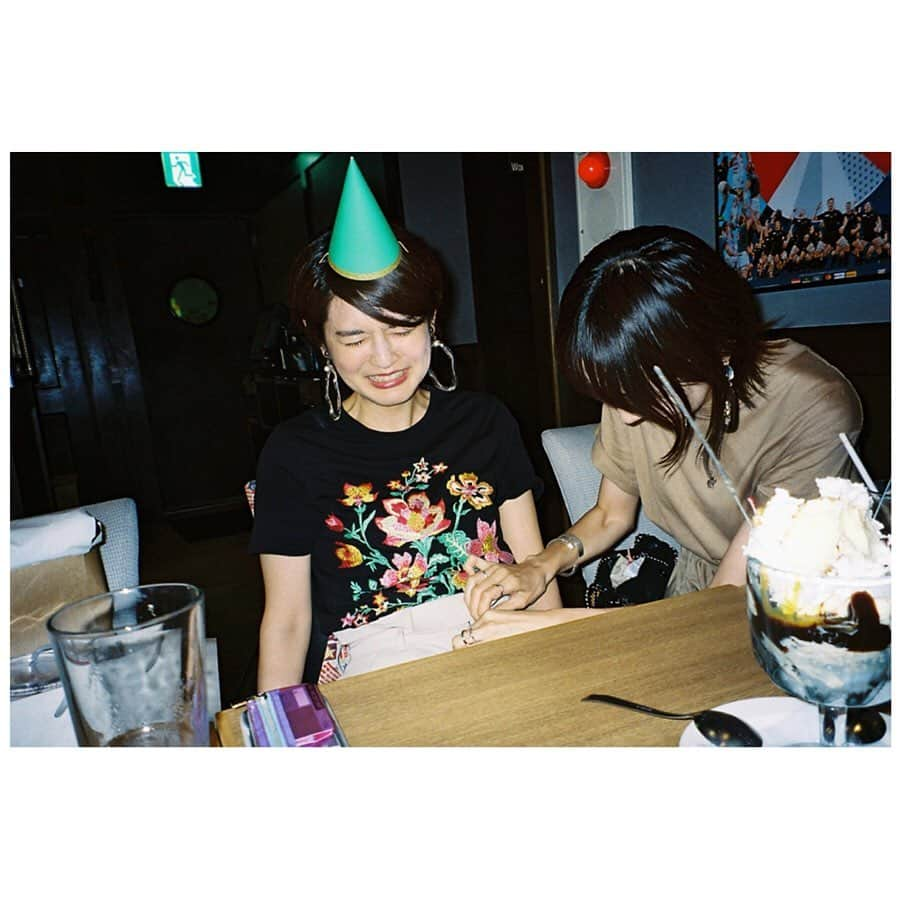 小口桃子さんのインスタグラム写真 - (小口桃子Instagram)「ちぇるちゃんのお誕生日をお祝いした日🎂﻿ ﻿ 包装紙の破り方が理想的すぎる🎁﻿ 久しぶりにみんな揃ってご飯できて嬉しかった！﻿ ﻿ ﻿ 📷 Konica Lexio 70﻿﻿ ﻿﻿﻿ ﻿﻿﻿ #birthday#20190704#camera#filmcamera#filmphotography#film#konica#KonicaLexio70#fujifilm100#KodakULTRAMAX400#フィルムカメラ#フィルム#ogumomofilm」7月25日 17時21分 - momoko_oguchi