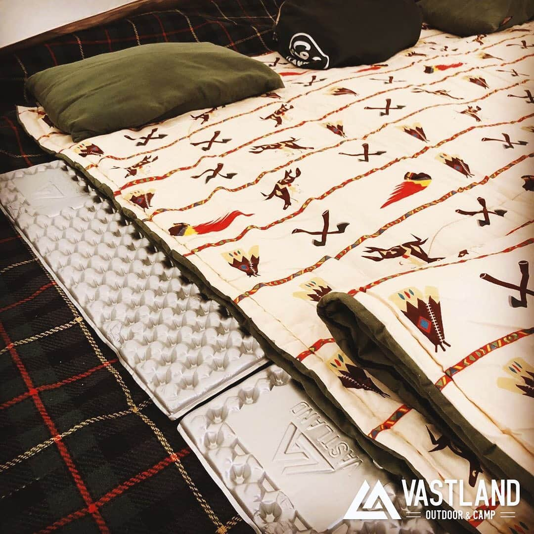 VASTLANDさんのインスタグラム写真 - (VASTLANDInstagram)「【VASTLAND×REPOST】 . .. キャンプマットで寝床をグレードアップしてみませんか？⛺️✨ . 是非とも人数分揃えてくださいねっ👍 . これでぐっすり🌙zzz . おやすみなさい😴 . 投稿頂きましてありがとうございます🌈 . .. Photo by  @mountain2291 様 . .. VASTLAND公式アカウントでのリポスト希望の方は【#VASTLANDリポート】を付けてVASTLAND製品をご投稿ください！ . .. ・掲載ギア・ # . .. ▲▽掲載ギアはプロフィールのリンク（ @vastland.jp )もしくは、画像をタップしてチェック！▽▲ . .. ※コメントやDMに返信できない場合がございますので、製品やサポートに関するお問い合わせは、弊社問い合わせフォームからよろしくお願いします。 . .. #VASTLAND #ヴァストランド #レジャーマット #銀マット #テントマット #インナーマット #新商品 #キャンペーン #キャンプ #camp #camping #キャンプギア #キャンプ道具 #キャンプ用品 #ソロキャンプ #デイキャンプ #ファミリーキャンプ #ファミキャン #キャンプ女子 #アウトドア #アウトドア用品 #ハイキング #ピクニック #登山 #バックパッカー #車中泊 #テント泊」7月25日 17時22分 - vastland.jp