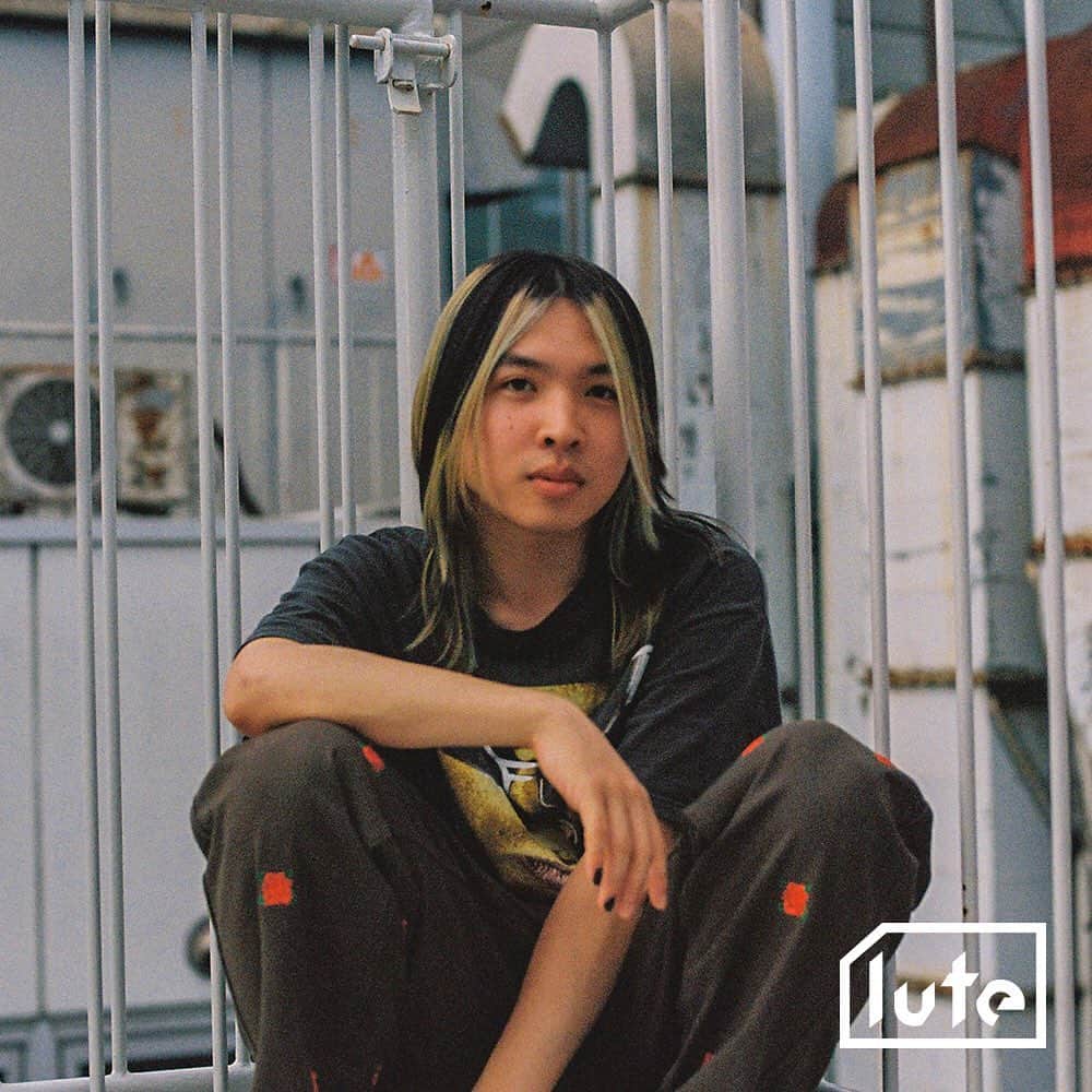 lute / ルーテのインスタグラム：「【 #lute COVER ARTIST】 東京を中心に活動するDJ/designerのsathi(@yuto_otk)が登場📺 最新のTRAPをはじめテクノやロック、さらにはボリウッドと個性的なmixが特徴。visionやharlem、wombなどの大型イベントにも出演する傍らブランドのポップアップストアやアンダーグラウンドな小箱に出演したりと、その活動は多岐にわたる。 またotakustreetwear名義(@otakustreetwear)でTシャツを展開しており、制作から販売まで全てを1人で行なっている。 . 左にスワイプしてね👆 . . Photo by @daichi__cam . . #lute #lutemedia #music #sathi #otakustreetwear」