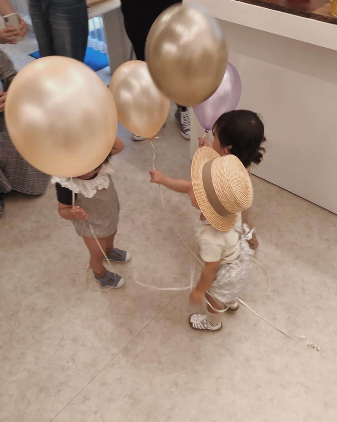目見田早弥子のインスタグラム：「| girls 👶🏻👶🏻👶🏻 今更ながら⚐ 梨沙子ちゃん親子とランチして RUBY AND YOUの展示会に行った日の写真📷 娘たちがあちこち走り回るもんだから、 母たちは暑いのなんのって😂 可愛すぎる親子に癒された日でした𓇬 ⠀ 娘服 hat Willy's tops @quincymae romper @ryleeandcru socks @condormodainfantil shoes @saltwatersandals」