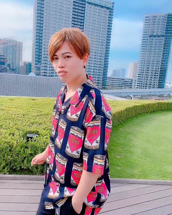 のインスタグラム：「服が派手✨ さて、なんて言ってるでしょう ・ ・ ・ ・ #シャツコーデ #柄シャツ #ストリートファッション #メンズファッション #韓国ファッション #韓国ブランド」