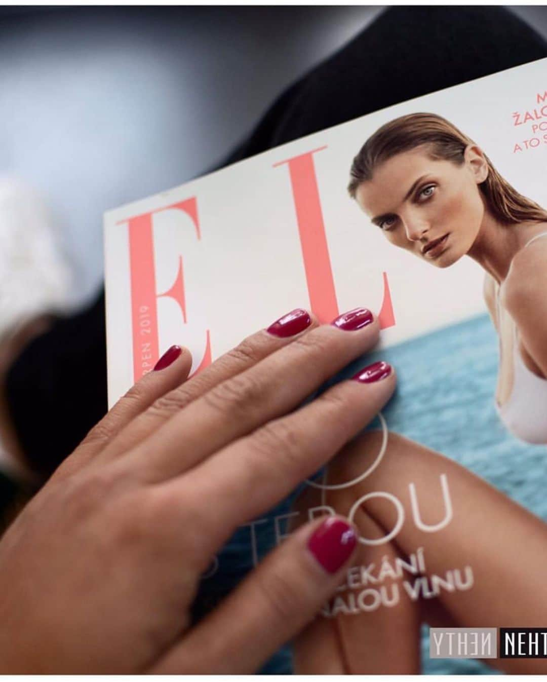 ELLE Czechさんのインスタグラム写真 - (ELLE CzechInstagram)「Milujeme vaše #ELLEcovers ♥️. Jste naše největší inspirace  ____ #ELLEczech #AugustIssue #ELLEcover #ELLEfollowers #SummerEdition」7月25日 17時24分 - elleczech