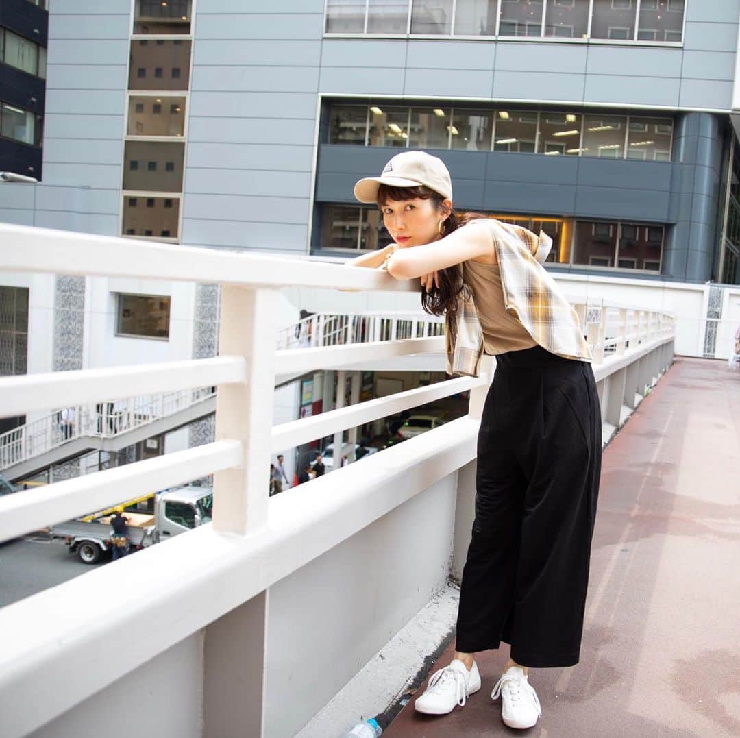 LAKOLE / ラコレさんのインスタグラム写真 - (LAKOLE / ラコレInstagram)「.﻿ #LAKOLE_LIFESTYLISTS ﻿ LAKOLEの魅力にとりつかれた各界のインフルエンサーたち。﻿ そんな彼らのライフスタイルをより豊かにしているLAKOLEのアイテムをご紹介。﻿ No.48はモデルのkazumiさん(@kazumi0728)﻿ ﻿ ﻿ ゆったりでラクチン、そして涼しい﻿ LAKOLEの優秀ピケワイドパンツ﻿ ￣￣￣￣￣￣￣￣￣￣￣￣￣￣￣￣￣￣￣￣￣￣￣﻿ ウエストバンドをワイドにとり、タックを深めに仕上げることで、お腹周りをスッキリ見せるキレイなシルエットに。﻿ ﻿ キレイめなトップスやキャミソールと合わせてさらっとコーディネートするのにオススメのアイテム。﻿ ﻿ レーヨン×ナイロン素材でシャリ感のあるサラリとした素材を使用。﻿ ひんやりと感じる質感なので、リゾート地などでも大活躍間違いなしの1枚です。﻿ ﻿ ﻿ #LAKOLE﻿ #ラコレ﻿ #アレもコレもラクに﻿ #lifefunction ﻿ #ライフファンクション﻿ #LAKOLE_LIFESTYLISTS」7月25日 17時34分 - lakole_official