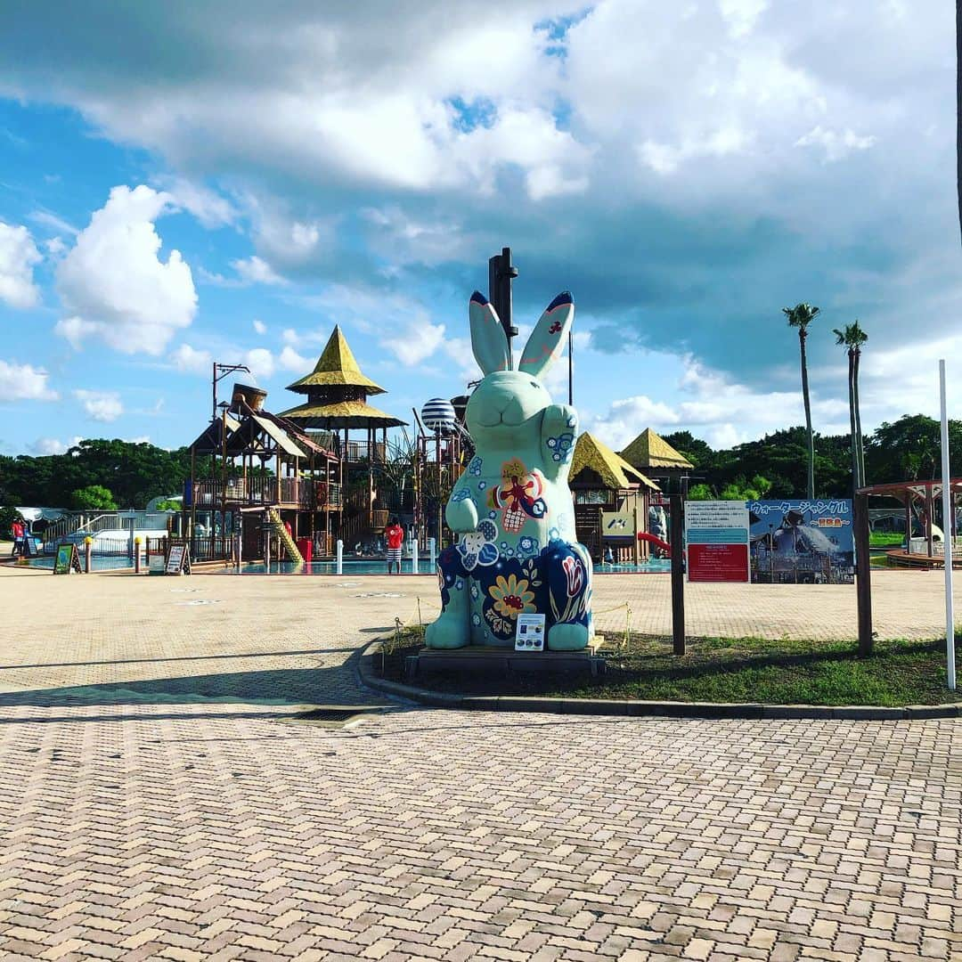 海の中道サンシャインプールさんのインスタグラム写真 - (海の中道サンシャインプールInstagram)「ついに‼️昨日、気象台から梅雨明け宣言が発表され、本格的な夏がやってきました🌞🌈 サンシャインプールでは、「令和最初の夏」を記念して、本年の来場者1万人ごとに記念品を差し上げてマス😄🎁その来場者が❗️現在19,598名となりました❗️つまり🤔明日、間違いなく、2万人目を突破するということなんです😄明日、2万人目のお客さまとして、プレゼントがもらえるのはもしかしてあなかたも⁉️ さらに❗️明日は、11:10〜11:55の間、「福岡医健・スポーツ専門学校」さんによるキッズスイミング教室を、恐竜噴水プールにて実施します🏊‍♂️ イベント盛りだくさんのサンシャインプールでみなさまをお待ちしてまーーーす😇😇😇 #サンシャインプール #海の中道サンシャインプール #sunshinepool #海の中道海浜公園 #海の中道 #うみなか #uminonakamichiseasidepark #uminonakamichi #uminaka #夏 #夏休み #福岡の夏 #summer #晴れ #850万人 #850万人突破 #1万人ごとにプレゼント  #2万人突破 #記念品 #記念品贈呈 #プレゼント #福岡医健・スポーツ専門学校 #キッズスイミング教室 #水泳教室」7月25日 17時34分 - uminaka_sunshinepool