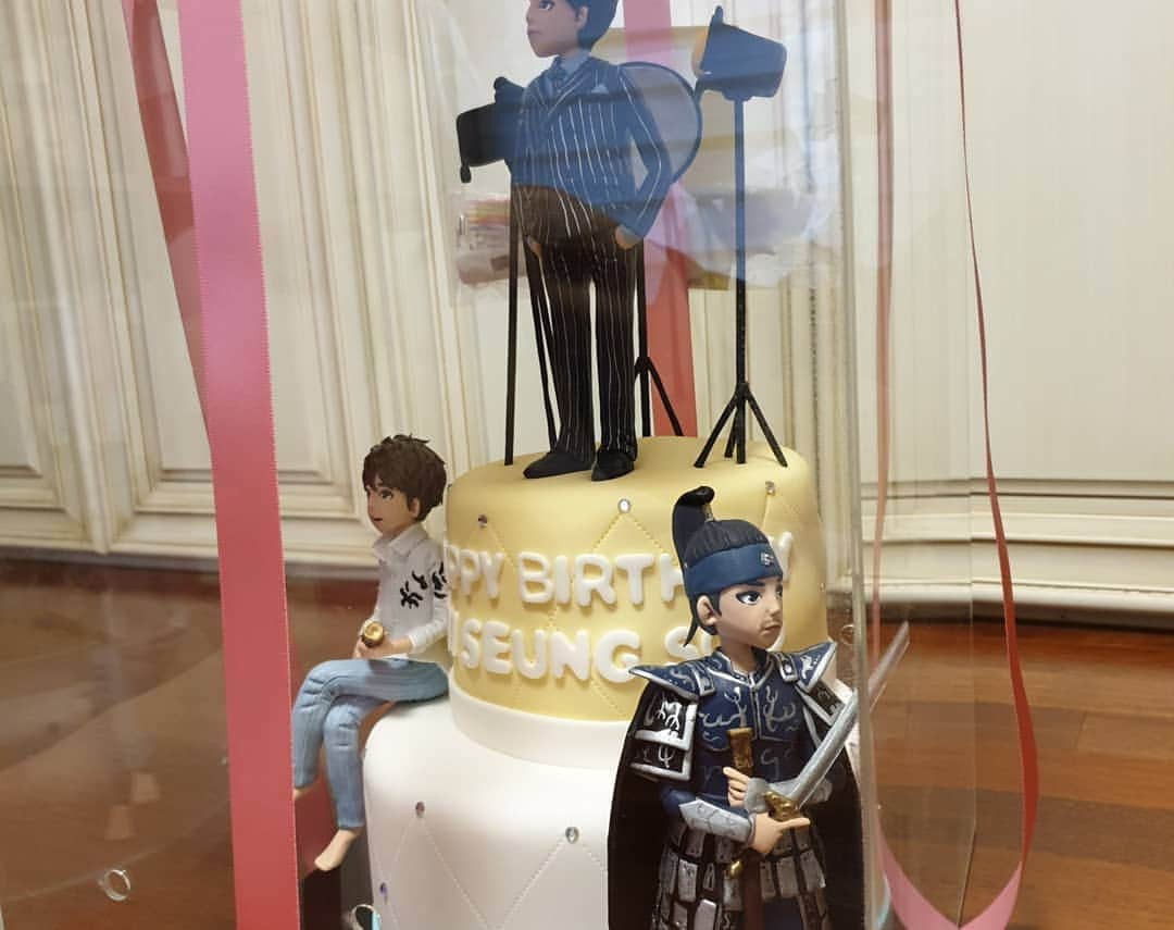 キム・スンスさんのインスタグラム写真 - (キム・スンスInstagram)「. . . Thank you for congratulating me on my birthday abroad. . 꽤 긴 해외 촬영 마치고 어제 돌아오니 생일이라고 선물폭탄이..😲 아직 개봉전 두근두근..🤩 카톡 선물도 넘 많이 보내주셔서 몸둘바를..😍 . . 늘 걱정해주시는 주변분들.. 선물까지 보내주신 승수누리 식구들, 일본팬분들, 굿네이버스 정말 감사합니다❤  곧 한국에서도 일본에서도 만나요😘 . #승수누리 #일본팬 #굿네이버스 #생일 #생일선물 #행복 #감사」7月25日 17時38分 - kim_seung_soo71