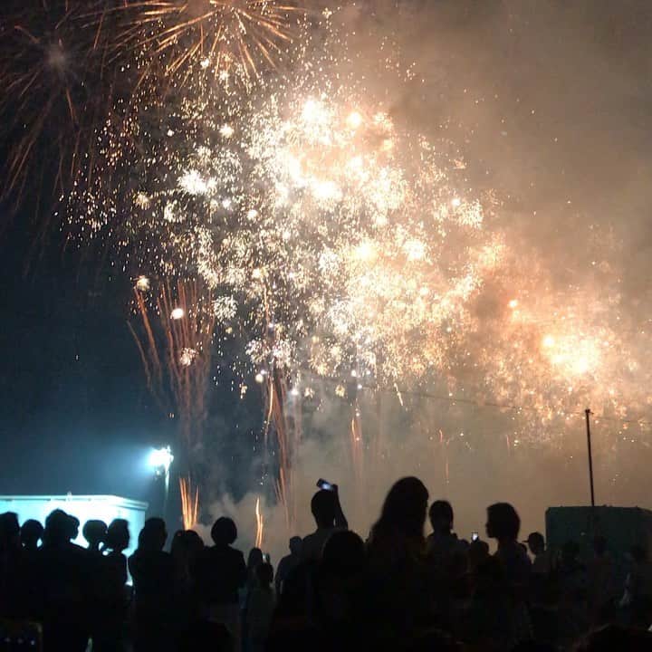 のインスタグラム：「今年初花火🎇  プロレスラーの 吉田綾斗選手と芸人  #花火 #葛飾 #柴又 #プロレスラー #芸人」