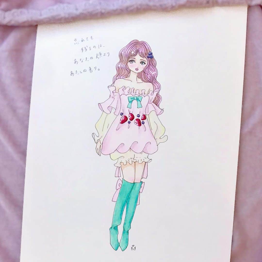 大石蘭さんのインスタグラム写真 - (大石蘭Instagram)「🍓 チーズケーキがずっと食べたい。 . . #アナログイラスト #コピック #illustration #girl #copic #fashion #berry」7月25日 17時53分 - wireless_ran
