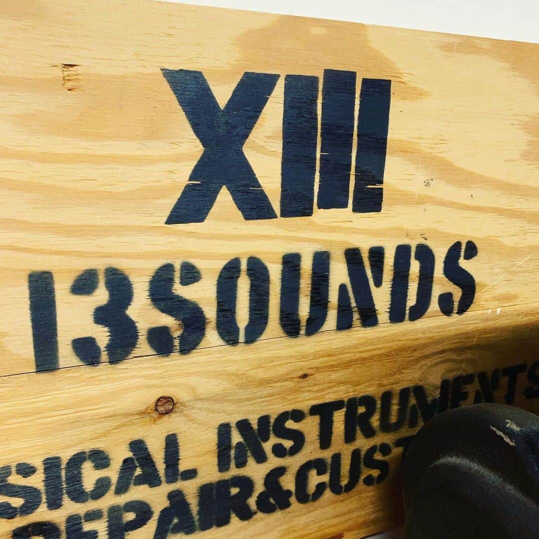 安野勇太のインスタグラム：「13SOUNDS @13soundshachiouji 最近八王子に来るたびに色々ギター内部など改造してもらったりしてる。最高。いつもありがとうございます！とゆうわけで本日は八王子RIPS！」