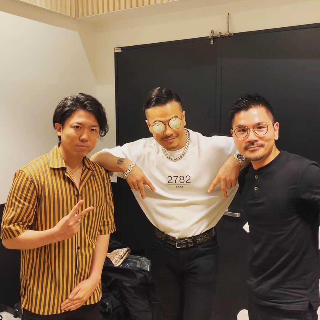 久野 創のインスタグラム：「【想像を超えるサプライズ】 - 現実なんだけど未だ夢を見てるみたいなんだよね。 - 私にとっても会社にとってもAK-69さんは特別。 - 2年半前の会社が最も苦しかったときに「START IT AGAIN」という曲の「一度燃え尽きようとも再起不能でもこいつの火は消えない」 - この言葉にどれだけ鼓舞され、折れかけた心にもう一発・もう一発と火を宿してもらったことか。 - 思い出すだけで涙が溢れそうになる。 - そんなAK-69さんと仕事で関われることに。 - ああーもうほんと、最高かよ！！！！ - そして忘れないでほしい。 - 仕事って大変だし辛いことや苦しいこともたくさんあるけど、その先には想像を超えるサプライズが待ってるぞ！ - #AK69 #COCOROZASHI #株式会社COCOROZASHI」