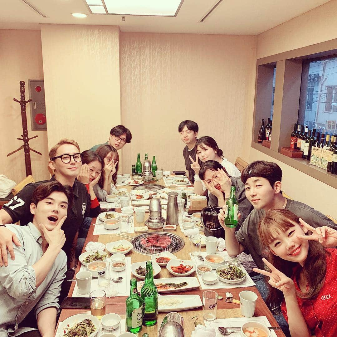 DINDINさんのインスタグラム写真 - (DINDINInstagram)「오빠네 라디오 회식!!! 사랑합니다 여러분!! 딘딘이 쏩니다!! 2차는 상혁이형이 쏘는걸로!! 💕💕💕 더 열심히 하겠습니다! 많이 사랑해주세요!! 이인권 김수민 아나운서도 많이 팔로우 해주세욥! 12:05분 부터 2시까지는 오빠네 라디오!! #김상혁 #딘딘 #이인권 #김수민 #오빠네라디오 #sbslovefm #회식 #영천영화」7月25日 17時49分 - dindinem