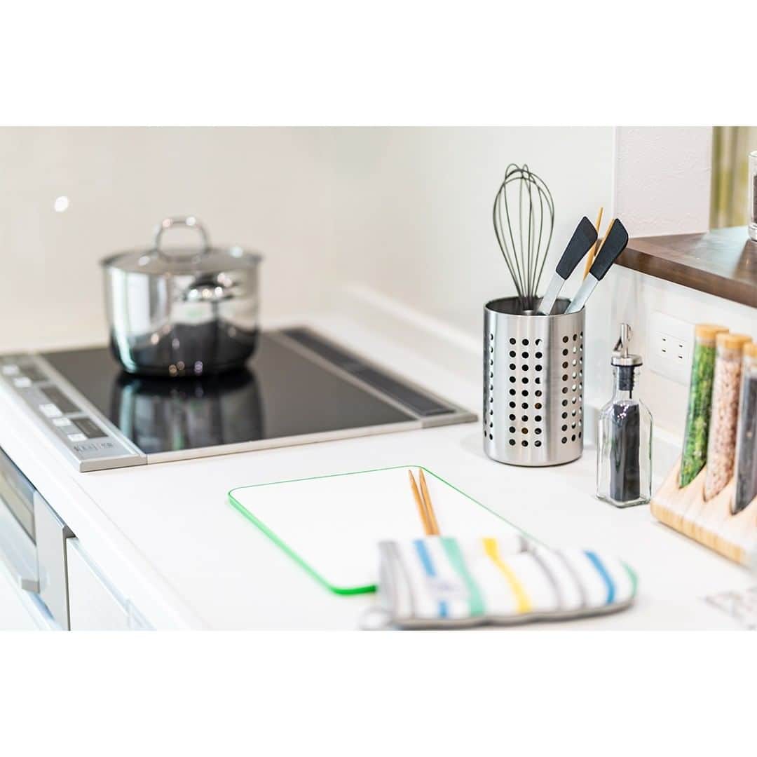 homelife 夢を叶える暮らし方のインスタグラム：「【家事を楽しむ】 . . キッチン用品もシンプルでオシャレなもので揃えると 毎日の料理にも気合いがはいります！！ . . こちらのお家はアーキホームライフのお施主様邸の施工写真です。 その他の施工写真は、 @homelife_gallery のURLからご覧いただけます。 . . #キッチン #キッチン周り #キッチン用品 #調理器具 #ママスペース #家事を楽しむ #理想の家 #おしゃれな家 #マイホーム計画 #ローコスト住宅 #マイホーム #夢のマイホーム#福知山 #豊岡 #加東 #姫路 #注文住宅 #自由設計 #デザイン住宅 #myhome #family #house #home #homelife_京都 #homelife_大阪 #homelife_兵庫 #ホームライフ #ホームライフ100 #アーキホームライフ」