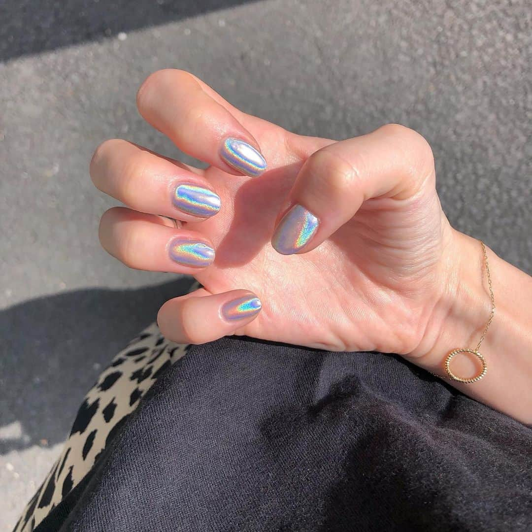 糸原美波さんのインスタグラム写真 - (糸原美波Instagram)「New nail 💅 悩みに悩んで 安定にミラーネイル 🦋🌈」7月25日 17時50分 - minami_itohara