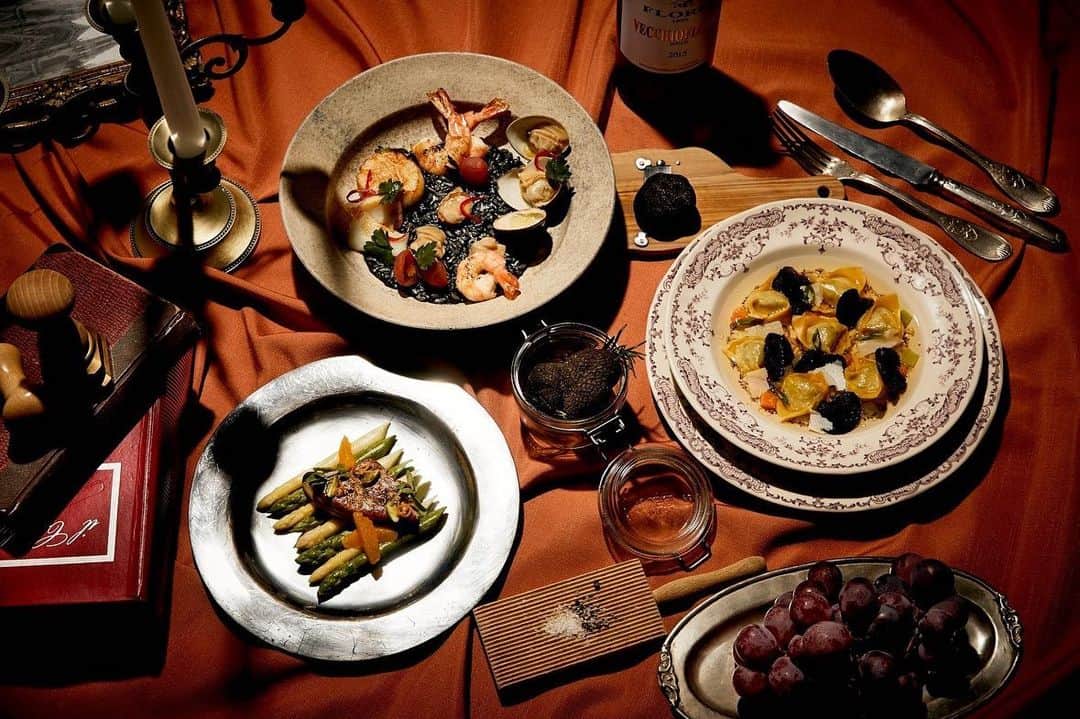 Mandarin Oriental, Tokyoさんのインスタグラム写真 - (Mandarin Oriental, TokyoInstagram)「『イタリアの歴史を巡る食の旅』第2弾「マルコ ポーロ」の期間をご好評につき延長いたしました！ 38階のイタリアンダイニング「ケシキ」では9月16日までの間、歴史上の人物と食を結びつけ、イタリアの食文化を紐解く期間限定メニューの第2弾「マルコ ポーロ」がお愉しみいただけます。「仔牛のレバーのソテー」、「イワシのスカぺーチェ」や「イカ墨のリゾット」など、ベネチアの伝統の味をこの機会に是非ご賞味ください。  An Italian Historical Journey at K'shiki ～イタリアの歴史を巡る食の旅～ ＜マルコ ポーロ＞ 期間：～9月16日（月・祝） 料金：15,000円（ディナー）  ご予約・お問い合わせは、レストラン総合予約0120-806-823 またはEメール motyo-fbres@mohg.comにて承ります。  The "Marco Polo" period, the second edition of Italian Historical Journey, has been extended to 16 September.  On the 38th floor of Italian dining K'shiki, we offer a limited-time menu that unravels the food culture of Italy by linking historical persons and food during this period. Enjoy traditional Venetian dishes such as Sautéed Liver of a Calf, Sardine Escabeche, and Black Squid Ink Risotto.  An Italian Historical Journey at K'shiki 「Marco Polo」 Period: Until 16 September Price: JPY 15,000 (Dinner)  For enquiries and reservations, please call restaurant reservations at +81 (0)3 3270 8188 (9am–9pm) or email motyo-fbres@mohg.com.  #mandarinorientaltokyo #MOtokyo #ImAfan #マンダリンオリエンタル東京 #motyo #nihonbashi #日本橋 #Kshiki #ケシキ #Cuisine #dinner #ディナー #Lunch #ランチ #yummy #gourmet #グルメ #Dining #Italia #Italian #イタリア #イタリアン #イタリア料理 #ベネチア #東方見聞録 #Venezia #マルコポーロ #ジュゼッペヴェルディ #italianfood #limited」7月25日 17時51分 - mo_tokyo
