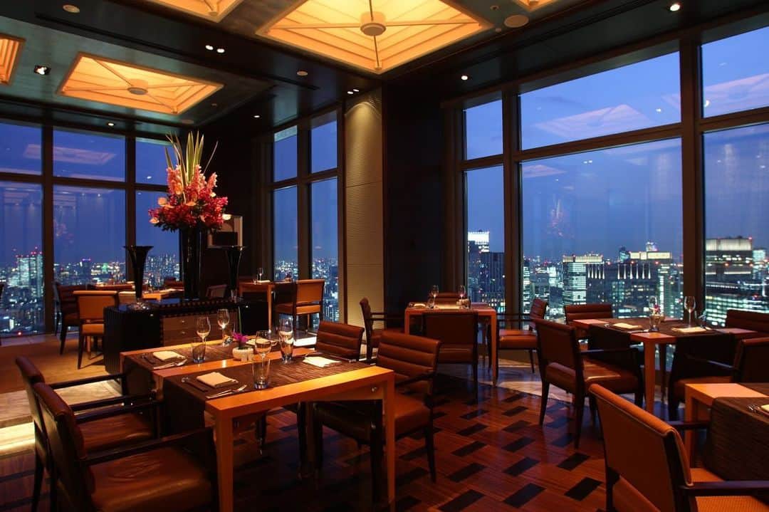 Mandarin Oriental, Tokyoさんのインスタグラム写真 - (Mandarin Oriental, TokyoInstagram)「『イタリアの歴史を巡る食の旅』第2弾「マルコ ポーロ」の期間をご好評につき延長いたしました！ 38階のイタリアンダイニング「ケシキ」では9月16日までの間、歴史上の人物と食を結びつけ、イタリアの食文化を紐解く期間限定メニューの第2弾「マルコ ポーロ」がお愉しみいただけます。「仔牛のレバーのソテー」、「イワシのスカぺーチェ」や「イカ墨のリゾット」など、ベネチアの伝統の味をこの機会に是非ご賞味ください。  An Italian Historical Journey at K'shiki ～イタリアの歴史を巡る食の旅～ ＜マルコ ポーロ＞ 期間：～9月16日（月・祝） 料金：15,000円（ディナー）  ご予約・お問い合わせは、レストラン総合予約0120-806-823 またはEメール motyo-fbres@mohg.comにて承ります。  The "Marco Polo" period, the second edition of Italian Historical Journey, has been extended to 16 September.  On the 38th floor of Italian dining K'shiki, we offer a limited-time menu that unravels the food culture of Italy by linking historical persons and food during this period. Enjoy traditional Venetian dishes such as Sautéed Liver of a Calf, Sardine Escabeche, and Black Squid Ink Risotto.  An Italian Historical Journey at K'shiki 「Marco Polo」 Period: Until 16 September Price: JPY 15,000 (Dinner)  For enquiries and reservations, please call restaurant reservations at +81 (0)3 3270 8188 (9am–9pm) or email motyo-fbres@mohg.com.  #mandarinorientaltokyo #MOtokyo #ImAfan #マンダリンオリエンタル東京 #motyo #nihonbashi #日本橋 #Kshiki #ケシキ #Cuisine #dinner #ディナー #Lunch #ランチ #yummy #gourmet #グルメ #Dining #Italia #Italian #イタリア #イタリアン #イタリア料理 #ベネチア #東方見聞録 #Venezia #マルコポーロ #ジュゼッペヴェルディ #italianfood #limited」7月25日 17時51分 - mo_tokyo