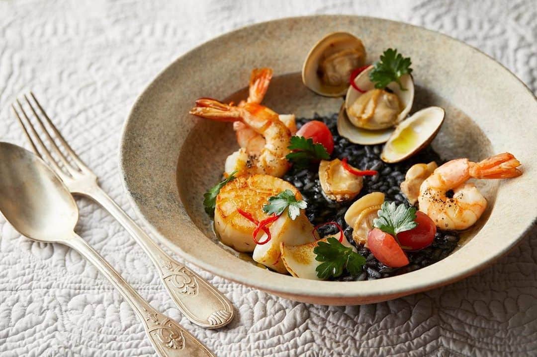 Mandarin Oriental, Tokyoさんのインスタグラム写真 - (Mandarin Oriental, TokyoInstagram)「『イタリアの歴史を巡る食の旅』第2弾「マルコ ポーロ」の期間をご好評につき延長いたしました！ 38階のイタリアンダイニング「ケシキ」では9月16日までの間、歴史上の人物と食を結びつけ、イタリアの食文化を紐解く期間限定メニューの第2弾「マルコ ポーロ」がお愉しみいただけます。「仔牛のレバーのソテー」、「イワシのスカぺーチェ」や「イカ墨のリゾット」など、ベネチアの伝統の味をこの機会に是非ご賞味ください。  An Italian Historical Journey at K'shiki ～イタリアの歴史を巡る食の旅～ ＜マルコ ポーロ＞ 期間：～9月16日（月・祝） 料金：15,000円（ディナー）  ご予約・お問い合わせは、レストラン総合予約0120-806-823 またはEメール motyo-fbres@mohg.comにて承ります。  The "Marco Polo" period, the second edition of Italian Historical Journey, has been extended to 16 September.  On the 38th floor of Italian dining K'shiki, we offer a limited-time menu that unravels the food culture of Italy by linking historical persons and food during this period. Enjoy traditional Venetian dishes such as Sautéed Liver of a Calf, Sardine Escabeche, and Black Squid Ink Risotto.  An Italian Historical Journey at K'shiki 「Marco Polo」 Period: Until 16 September Price: JPY 15,000 (Dinner)  For enquiries and reservations, please call restaurant reservations at +81 (0)3 3270 8188 (9am–9pm) or email motyo-fbres@mohg.com.  #mandarinorientaltokyo #MOtokyo #ImAfan #マンダリンオリエンタル東京 #motyo #nihonbashi #日本橋 #Kshiki #ケシキ #Cuisine #dinner #ディナー #Lunch #ランチ #yummy #gourmet #グルメ #Dining #Italia #Italian #イタリア #イタリアン #イタリア料理 #ベネチア #東方見聞録 #Venezia #マルコポーロ #ジュゼッペヴェルディ #italianfood #limited」7月25日 17時51分 - mo_tokyo