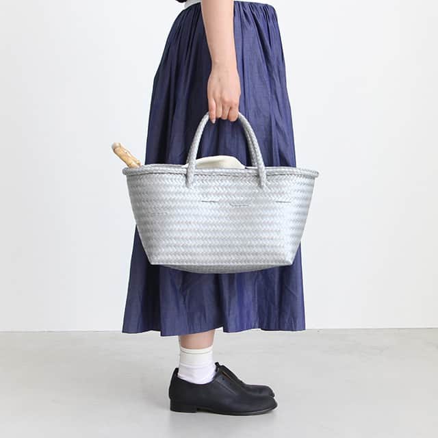 のインスタグラム：「. 装いやインテリアのアクセントに「Cilantron｜NEW MERCADO BAG」 . ─────────────────── キナリノアプリでは素敵な情報とアイテムを、 毎日お届けします。 →ダウンロードはプロフィールリンクから ─────────────────── . 涼しげな素材感と扱いやすさが人気のメルカドバッグ。 ビニール製のコードで編み上げられたかごバッグは、非常に軽量で、汚れても洗うことができる優れもの。 大きめサイズで収納力は抜群。マチが広く、かさばるものも整理しながら持ち運べます。 ほんのり光沢を感じられる質感は、コーディネートに上品な印象を添えてくれそう。 夏のコーディネートにも素敵なアクセントを加えてくれますよ＊ . ▶︎こちらのアイテムはキナリノアプリで販売中！ 「お買いもの」→「インスタグラム掲載」から、インスタグラムでご紹介したアイテムをご覧頂けるようになりました。 アプリを最新版にアップデートのうえ、お買い物をお楽しみください。 . #メルカドバッグ #収納 #ピクニック #お出かけ #CDCGENERALSTORE #Cilantron #MERCADOBAG #bag #picnic #ootd #instafashion #丁寧な暮らし #暮らし #キナリノモール #キナリノ . https://kinarino-mall.jp/item-29484」