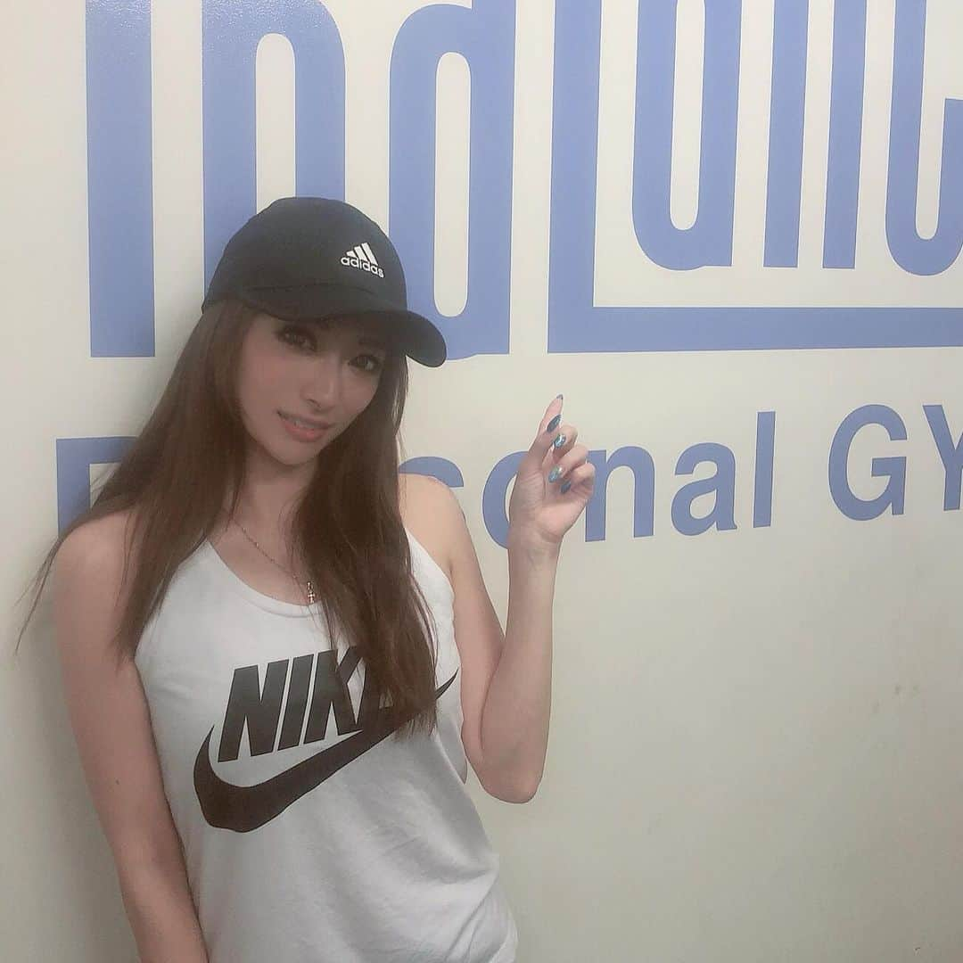 華沢友里奈さんのインスタグラム写真 - (華沢友里奈Instagram)「さて旅行から帰ってきて わかってはいたけど。。。 体脂肪が3%増えてきゃーって感じ ｡ﾟ(ﾟ´ω`ﾟ)ﾟ｡ なので今日はハードトレーニングだった🤣  @t.balance  毎回体重とか体脂肪測るから ビクビク｡ﾟ(ﾟ´ω`ﾟ)ﾟ｡  トレーナーさんにしっかり怒られながら頑張ってきたよ❤️ っても精神的に追い込まれるわけではないからねw 逆にモチベーションあげるように言ってくれるからがんばろって思えるいいジム❤️ 私太りやすい体質だから本当に 嫌だ(´°̥̥̥̥̥̥̥̥ω°̥̥̥̥̥̥̥̥｀) またダイエット頑張らなきゃ｡ﾟ(ﾟ´ω`ﾟ)ﾟ｡  太ってもパーソナル行ってるおかげで 意気込みがいつもと違うψ(｀∇´)ψ せっかく通ってるんだからこそ 体型綺麗にしたいな❤️ 一緒にダイエット頑張るって方おススメです(´°̥̥̥̥̥̥̥̥ω°̥̥̥̥̥̥̥̥｀) #パーソナル #トレーニング動画 #トレーニング #池袋 #tbalance  #followme」7月25日 17時58分 - hanazawayurina