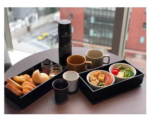 加藤未唯さんのインスタグラム写真 - (加藤未唯Instagram)「ホテルの朝食ビュッフェは素敵！って体験は誰しも経験がおありだと思います！ でも一度karaksa hotel premier/東京銀座の朝食をお試しください。 ゆったりとしたお部屋で頂く仕出し屋さんのお弁当のような趣はまた格別です🍱 和食、洋食が選べます。細やかな心配りが感じられる朝食でした！ ブラウン系でまとまったシックでスタイリッシュなお部屋は、落ち着きがあり、リラックス出来ます。 トイレとバスルームは別に配置されているのもポイント高いです。 今回私がお世話になったお部屋はエグゼクティブツインルームで42.8㎡。 ゆったりしたお部屋から銀座の景色を眺めることができ、素敵な時間を体験することが出来ました🌃 ホテルスタッフのホスピタリティーも素晴らしく、海外遠征の多い私のホテルライフの中でも、家のように寛げる空間でした。 是非ご体験ください✨  #karaksanavi #お弁当 #朝食 #モーニング」7月25日 17時59分 - miyukato1121