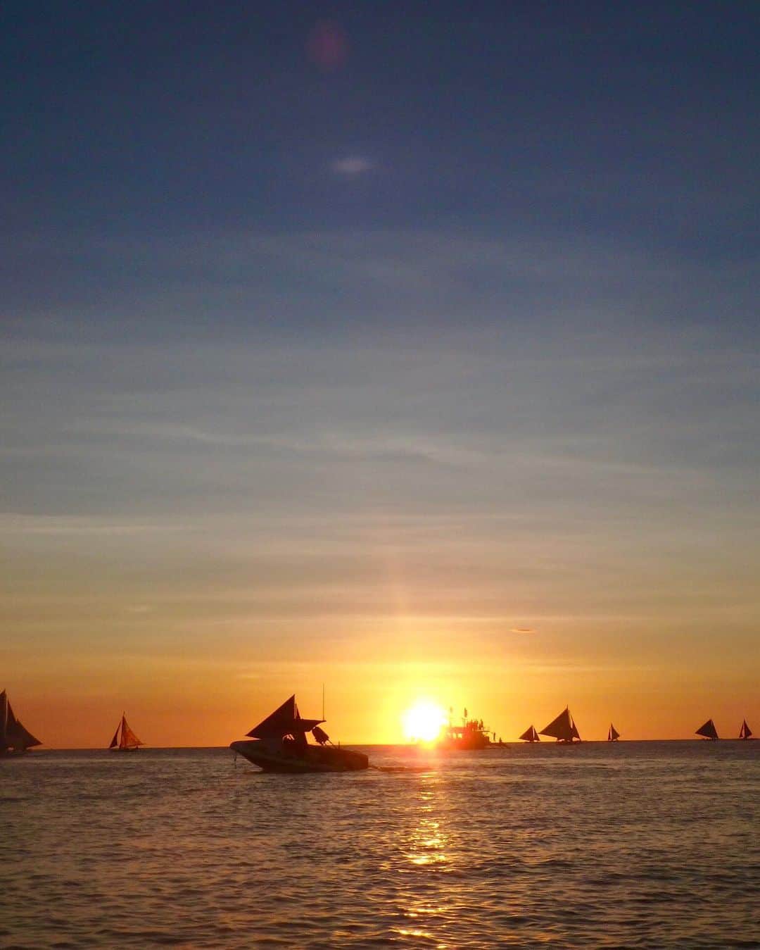 一木美里さんのインスタグラム写真 - (一木美里Instagram)「𝐓𝐡𝐫𝐨𝐰𝐛𝐚𝐜𝐤 𝐓𝐡𝐮𝐫𝐬𝐝𝐚𝐲💛  I love this sunset in BoracayIsland🥰  ボラカイ島で見たサンセットは本当にきれいで 今もケータイの待ち受けにしてます♡  #Boracay#MillyBoracay#travel」7月25日 17時59分 - misato_ichiki