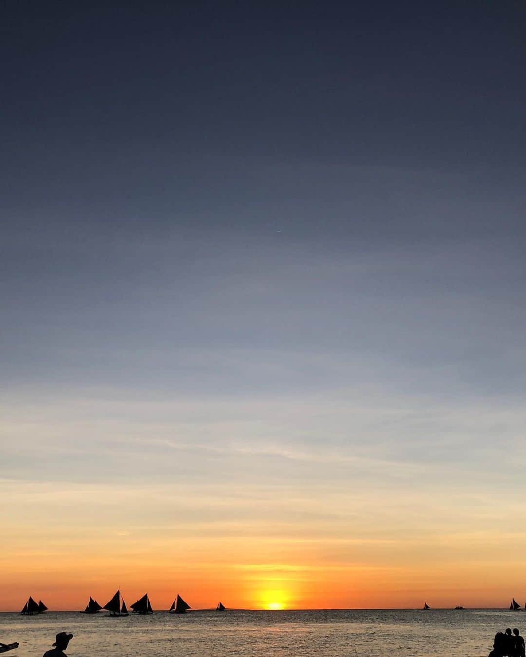 一木美里さんのインスタグラム写真 - (一木美里Instagram)「𝐓𝐡𝐫𝐨𝐰𝐛𝐚𝐜𝐤 𝐓𝐡𝐮𝐫𝐬𝐝𝐚𝐲💛  I love this sunset in BoracayIsland🥰  ボラカイ島で見たサンセットは本当にきれいで 今もケータイの待ち受けにしてます♡  #Boracay#MillyBoracay#travel」7月25日 17時59分 - misato_ichiki