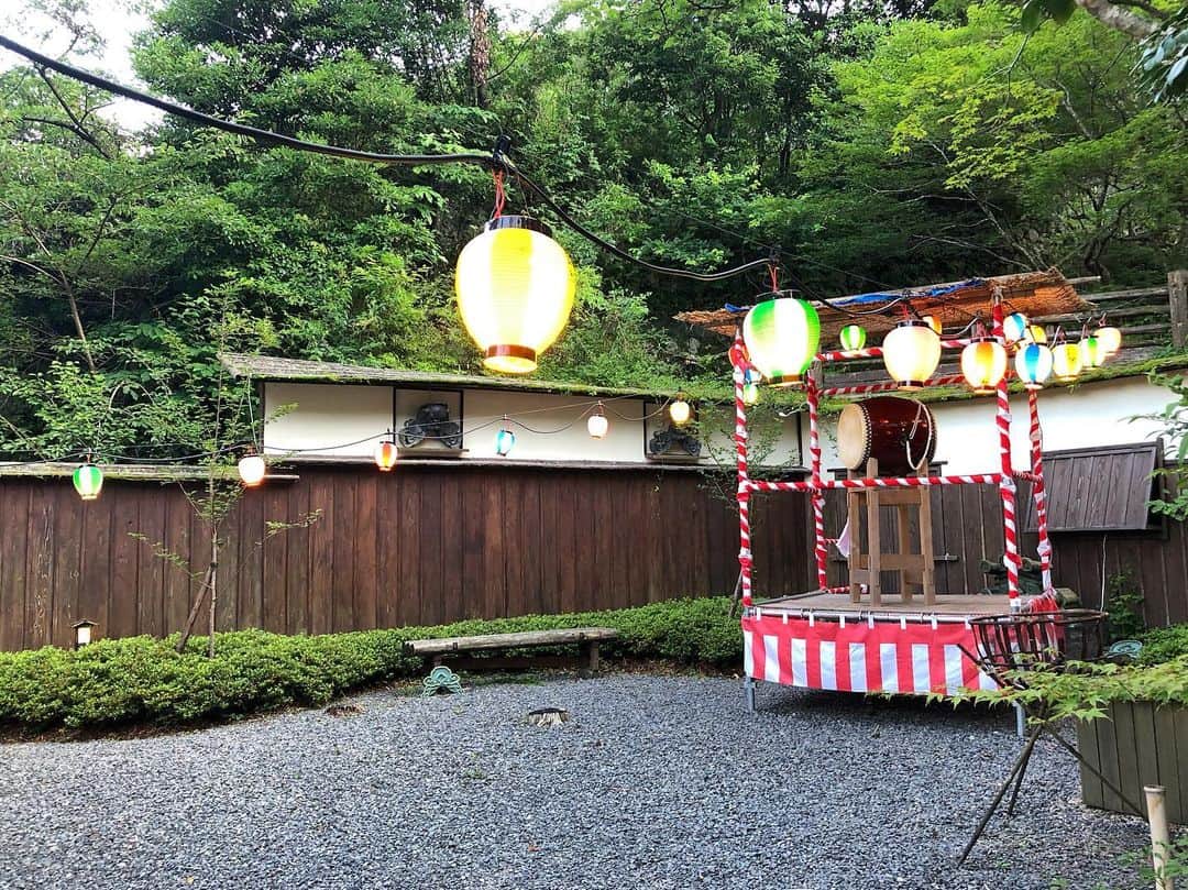 湯の山温泉 寿亭|Ryokan KOTOBUKITEIさんのインスタグラム写真 - (湯の山温泉 寿亭|Ryokan KOTOBUKITEIInstagram)「･ ドンドンドンッ🥁☀️ 太鼓の音を聞くと夏を感じますよね🎶 当館、#寿亭 の#日本庭園 にて太鼓を置いております😊 自由に叩いて遊んでいただけます！ そして、夜には手持ちの花火を お楽しみいただけます🎇 売店にて花火もご購入いただけます🌟 ･ お子様向けのイベントや企画もございます！ 是非、 今年の夏は#湯の山温泉 #旅館寿亭 で 思い出を作りませんか🍉お待ちしております ･ #三重#湯の山#湯の山温泉#温泉##温泉好き#温泉旅行#旅行#温泉旅館#三重旅#三重旅行#女子旅#インスタ映え#寿亭#旅館寿亭#御在所岳#御在所岳ロープウェイ#温泉女子#夏休み#長島ジャンボ海水プール#夏 #mie#japan#yunoyamaonsen#onsen#ryokan#ryokanlife#visitmie#travel#happy」7月25日 18時09分 - kotobukitei_ryokan