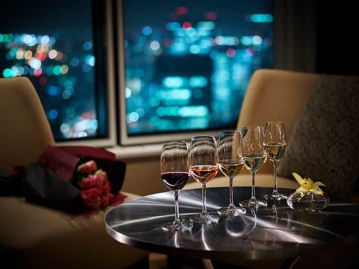 Conrad Tokyoのインスタグラム：「日々の喧騒を忘れ、スイートルームという贅沢で親密な空間にて、誰にも邪魔されることなくシャンパーニュ片手にゆったりとホテルステイを満喫いただける宿泊プランをご用意しております。 http://ow.ly/J8fg50vb4MN Live with gratitude and celebrate all that is good today and every day. Spoil your special someone with an amazing view of Tokyo Bay, breakfast in bed and a lazy morning late check out at 2 pm. Make your stay a bespoke one by choosing extra indulgence with an in-room sweet afternoon tea or wine tasting selected by Mr. Satoru Mori, an award winning Executive Sommelier of Conrad Tokyo. http://ow.ly/QCk850vb4OI #コンラッド東京 #ホテル #汐留 #東京 #日本 #新橋 #銀座 #スイート #客室 #宿泊 #朝食 #コンラッドスイート #スイートルーム #シャンパン #シャンパーニュ #夏 #夏休み #ConradTokyo #Conrad135 #StayInspired #Conrad #hotel #Tokyo #Japan #Shinbashi #suite #conradsuite #champagne #summer」
