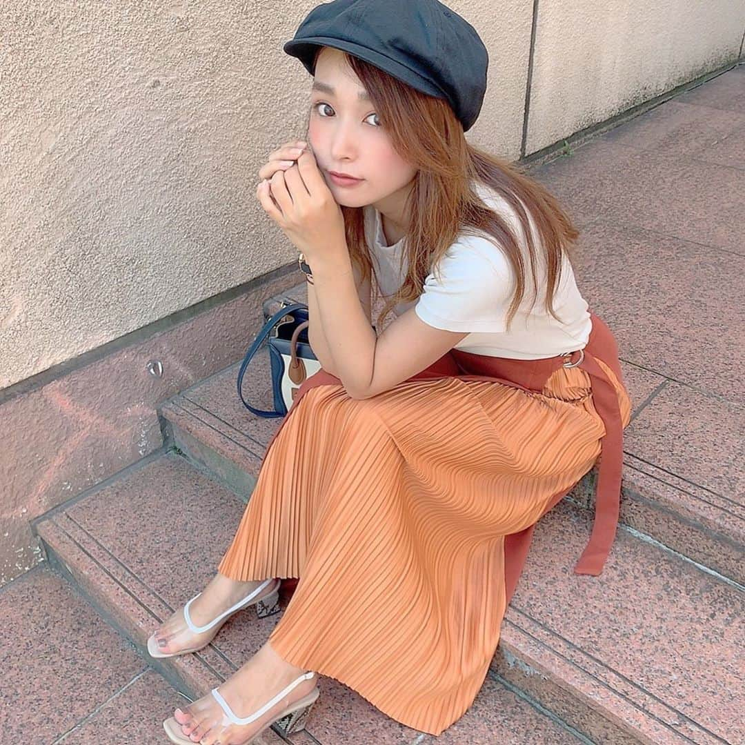 HISANAさんのインスタグラム写真 - (HISANAInstagram)「#きょコ . . コトリカのプリーツスカートかわいい🧡 zozoクーポンやってるみたい🤗 . やっと梅雨明けしてこれから夏だというのに、もうAW🍂 . . tops. #uniqlo @uniqlo  skirt. #cotorica @cotorica.official  casquette. #ca4la @ca4la_official  shoes. #snidel @snidel_official」7月25日 18時03分 - hisana22