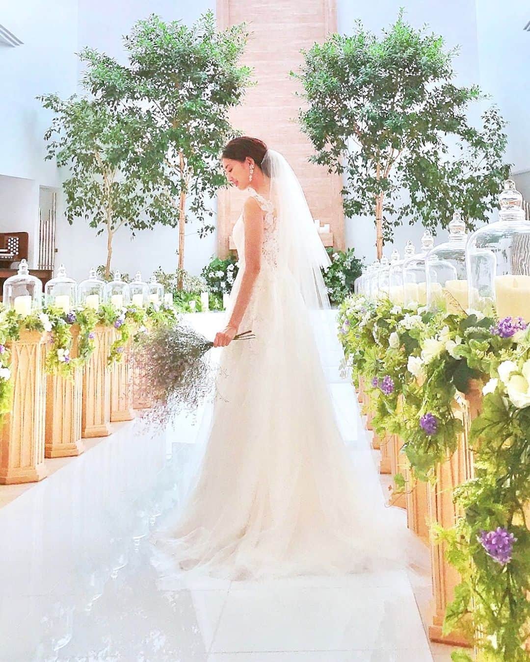 のインスタグラム：「wedding hair & make 𓆃 髪型リクエスト頂いたのでこちらに upしてなかったpic投稿します☝︎✴︎✴︎✴︎ くりくりとねじねじとお花🐚 #weddinghair#hairflower #flower#weddingdress #chisawedding#松永ちさと」
