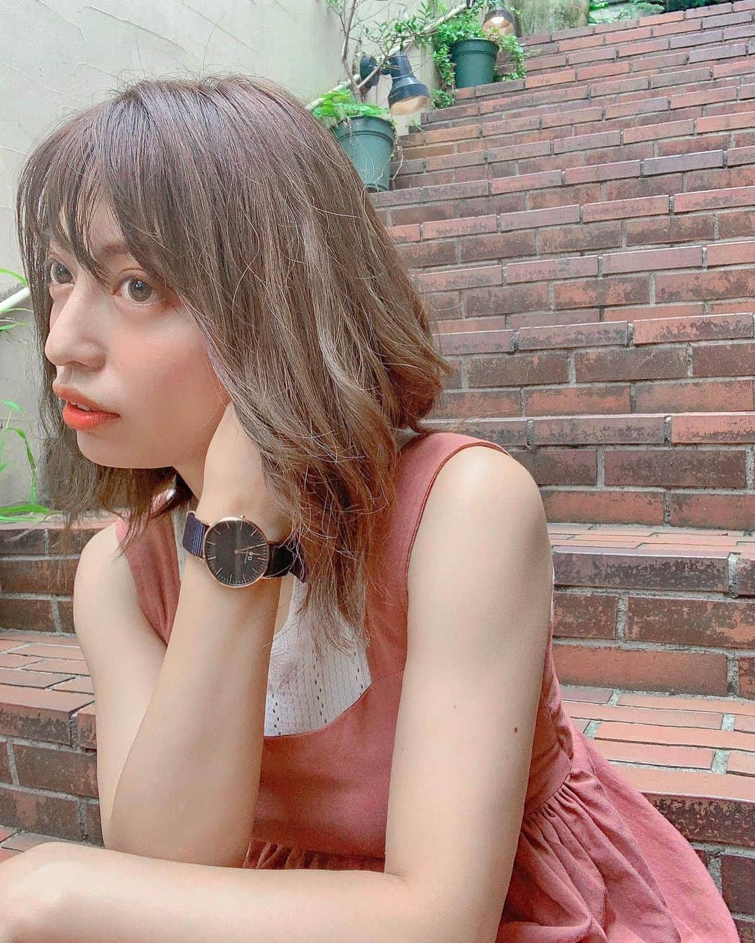 和希詩織さんのインスタグラム写真 - (和希詩織Instagram)「👗⌚️#ootd #fashion #watch . . 楽チンシンプルコーデ👗 重ね着ワンピにハマってる😋 シンプルにアクセはダニエルウェリントン( @danielwellington )のみ⌚️ . . ベルトが夏ぽくてかっちりしすぎなくて 気分で自由に交換できるのバリエーションあってすごいお気に入り😋💕 . . 黒がしっくりくるなぁ👏 大人ですから🤤💕クーポンもあるから チェックしてみて！可愛い⌚️👏 . . . 15%OFFクーポンコード👇 shiori7 . https://www.danielwellington.com/jp . . . . . . . . #ダニエルウェリントン #dwサマーオファー#腕時計くら部 #時計好きな人と繋がりたい #腕時計好き #オシャレ好き」7月25日 18時06分 - kazukishiori