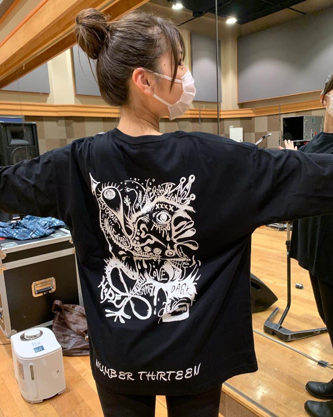阿部真央のインスタグラム：「リハでした。ドラムの石井悠也くんに、ご自身のブランド「ナンバー13 」の新作ビックTを頂いたー！可愛い！😍唇付いてる💋‬ ‪明後日の大阪野音でドラムを叩いてくれるトライセラトップスの吉田さんとも合同リハでした。たのしー！大阪よろしくお願いしますです✨‬ ‪  そして明日22時、主題歌歌わせて頂いているNHKドラマ「これは経費で落ちません！」初回放送です📺観てね👀‬ ‪ #阿部真央‬」
