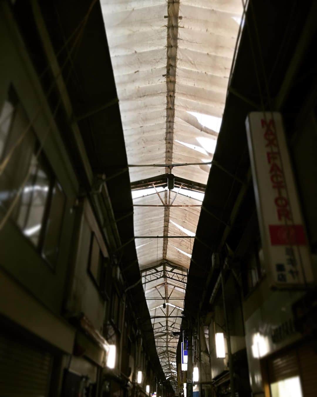 ぱた（Pata）さんのインスタグラム写真 - (ぱた（Pata）Instagram)「今月でこの天蓋のようなテントが見納めとのことで。これは2017.4.14に撮った写真 #中津商店街」7月25日 18時11分 - pata_riku