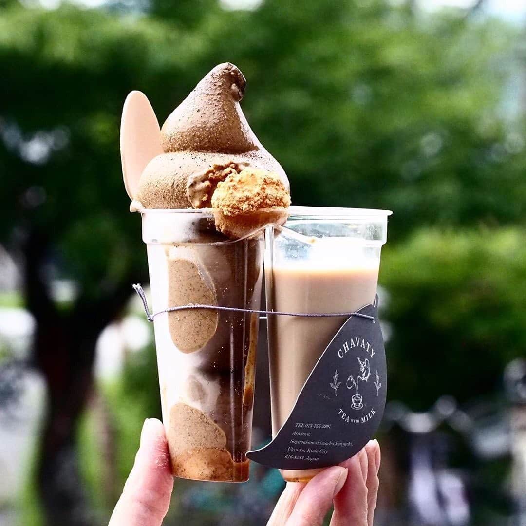 のインスタグラム：「【 CHAVATY kyoto arashiyama / 京都・嵐山】﻿ .﻿ 表参道で人気の日本発ティーラテ専門店「CHAVATY（チャバティ）」が、2019年7月10日(水)京都の嵐山公園内に2号店をオープンしました👏﻿ ﻿ おすすめは厳選された茶葉を使用したティーラテと、きなこをまぶした白玉をのせたソフトクリームをハーフ＆ハーフした「＆ TEA LATTE(アンドティーラテ)」🍵🍦﻿ ﻿ ウバ・ほうじ茶・抹茶の3種類があり、どれもお茶本来のまろやかさと自然の甘みを楽しめます✨﻿ ﻿ ぜひ味わいに行ってみてくださいね😋﻿ .﻿ 📍京都府京都市右京区嵯峨中ノ島町官有地朝乃家内﻿ .﻿ 📷写真・情報提供：@tsukiusagidayoさん﻿ 素敵な投稿をありがとうございます✨﻿ .﻿ \一緒にルトロンinstagramを盛り上げませんか？🙋‍♀️ /﻿ #ルトロン で素敵なおでかけ体験をシェアしてくれる方を大募集しています♪投稿内容は、instagramで紹介させていただきます☺️﻿ .﻿ ルトロンのアプリはAppStore、GooglePlay「ルトロン」で検索！﻿ .﻿ \ ﻿ #letronc #japanese_food #kyotocafe #kyototravel #chavatykyotoarashiyama #chavaty #tealatte #チャバティ #アンドティーラテ #ティーラテ #ラテ #ソフトクリーム #ウバ #ほうじ茶 #抹茶 #京都カフェ #嵐山カフェ #カフェ巡り #カフェ好きな人と繋がりたい #スイーツ #和スイーツ #京都スイーツ #スイーツ部 #スイーツ巡り #スイーツ好きな人と繋がりたい #インスタ映えスイーツ #京都観光 #京都旅行 #そうだ京都行こう」