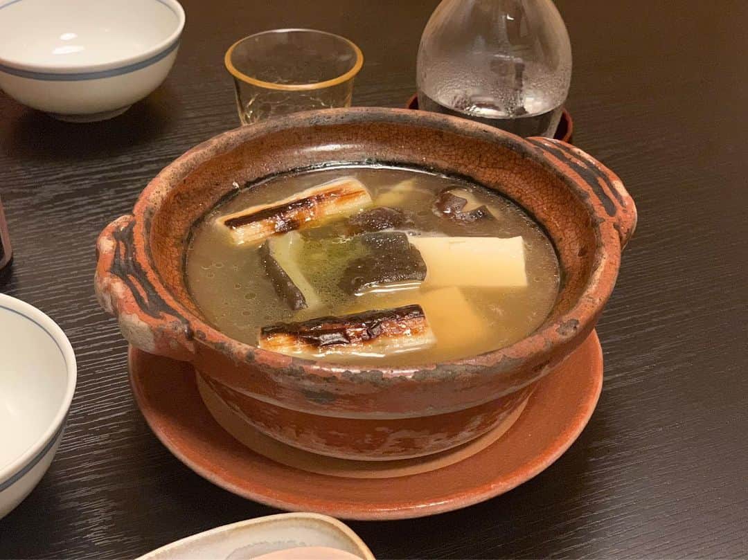 青山有紀さんのインスタグラム写真 - (青山有紀Instagram)「ある日のまる鍋。 すっぽん好きで、あぐら屋さんの「金のすっぽん」も飲んでます😍」7月25日 18時13分 - yukiaoya