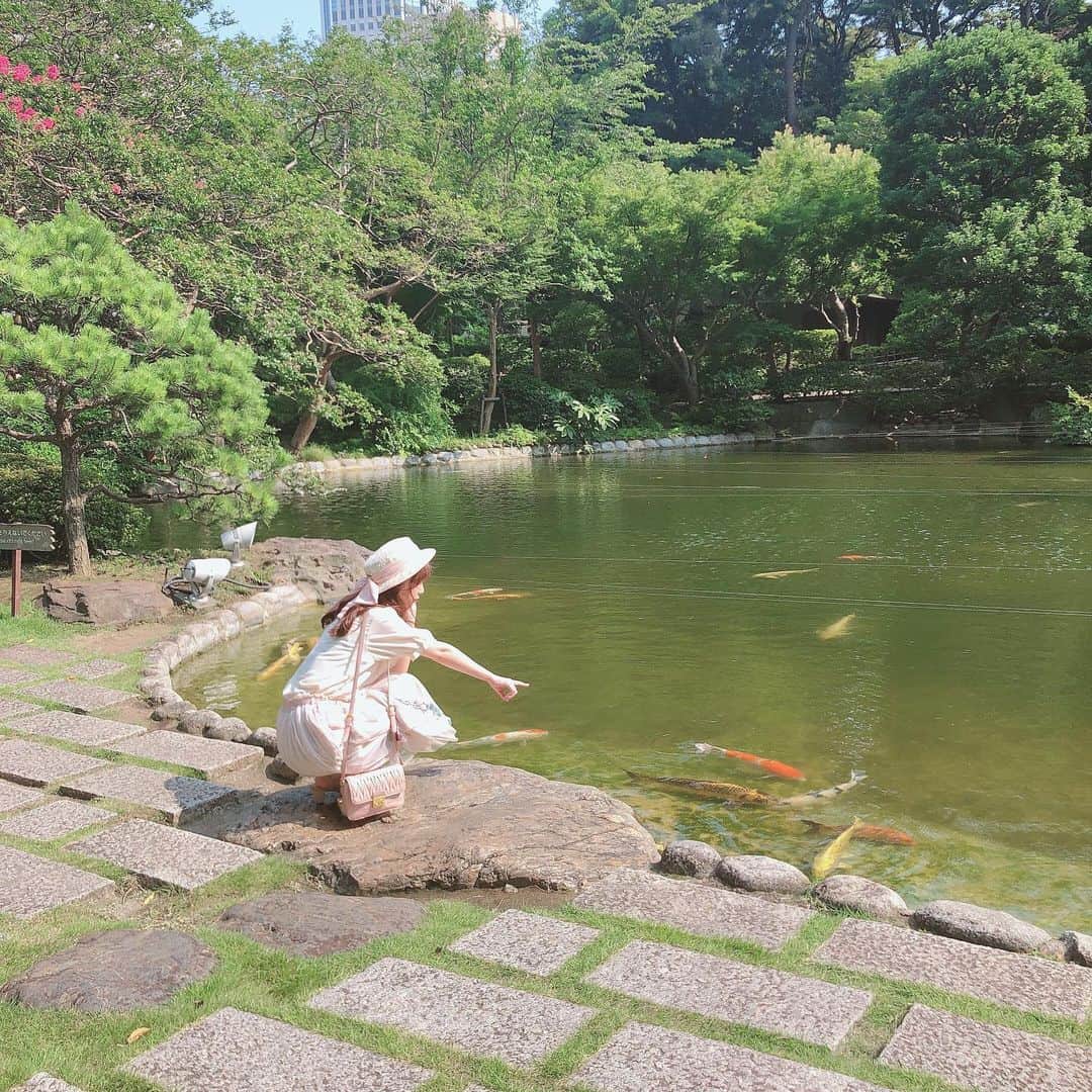 皆方由衣さんのインスタグラム写真 - (皆方由衣Instagram)「お庭でお散歩も しました⸜🌷︎⸝‍ きもちかったー！ 鯉もいたの！  コーディネートは 上から下までFi.n.t！  #fint #庭園 #Japanesegarden #garden」7月25日 18時17分 - yuiminakata