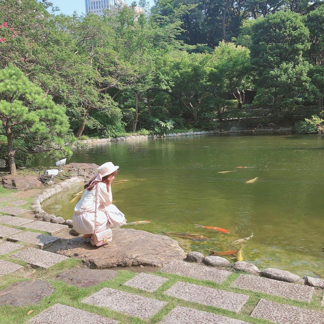 皆方由衣さんのインスタグラム写真 - (皆方由衣Instagram)「お庭でお散歩も しました⸜🌷︎⸝‍ きもちかったー！ 鯉もいたの！  コーディネートは 上から下までFi.n.t！  #fint #庭園 #Japanesegarden #garden」7月25日 18時17分 - yuiminakata