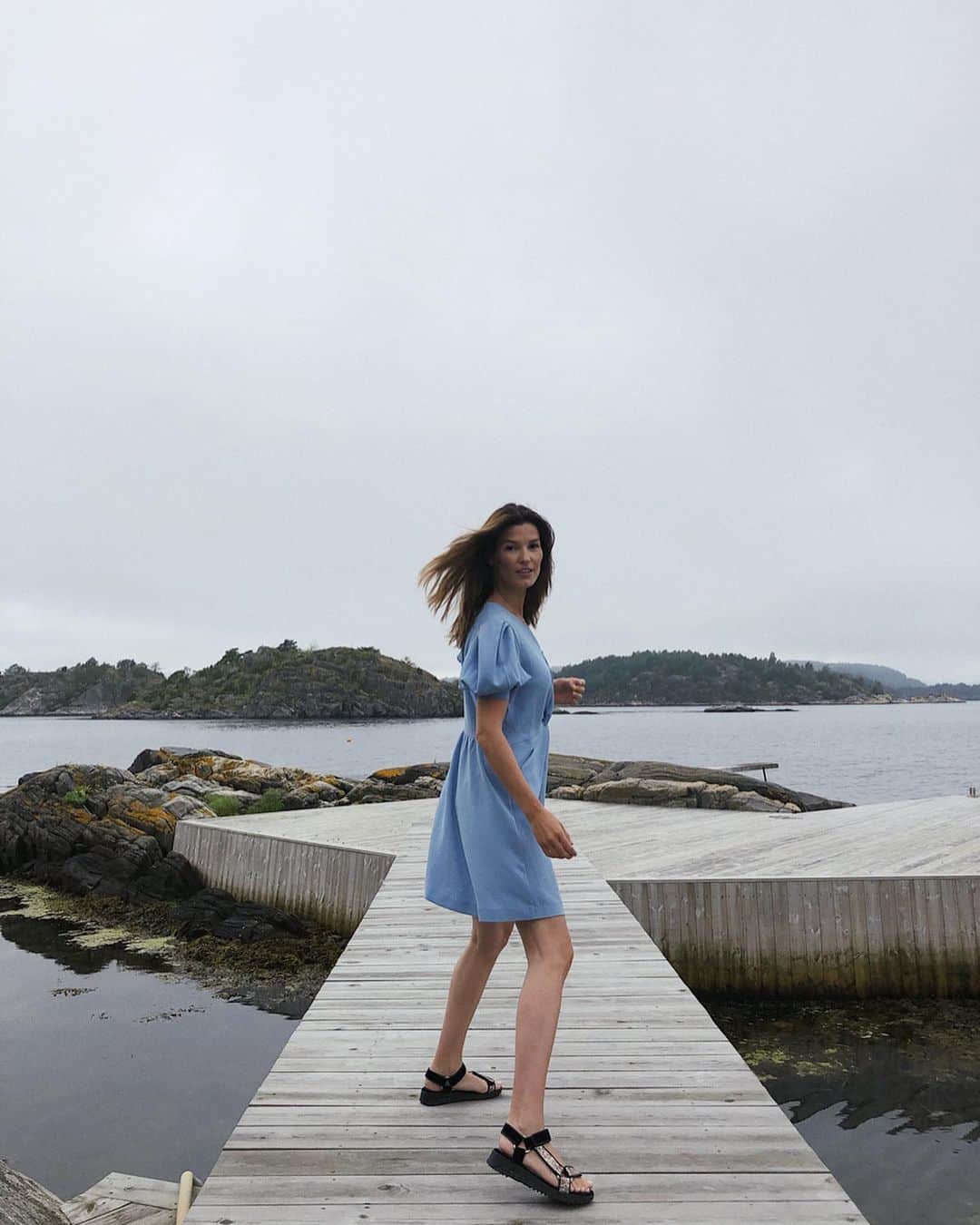 Hanneli Mustapartaさんのインスタグラム写真 - (Hanneli MustapartaInstagram)「At least my dress is blue #norwegiansummer」7月25日 18時17分 - hannelim
