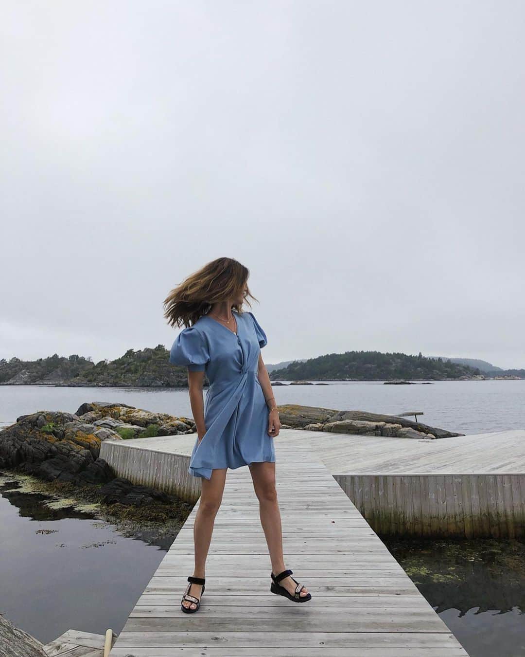 Hanneli Mustapartaさんのインスタグラム写真 - (Hanneli MustapartaInstagram)「At least my dress is blue #norwegiansummer」7月25日 18時17分 - hannelim